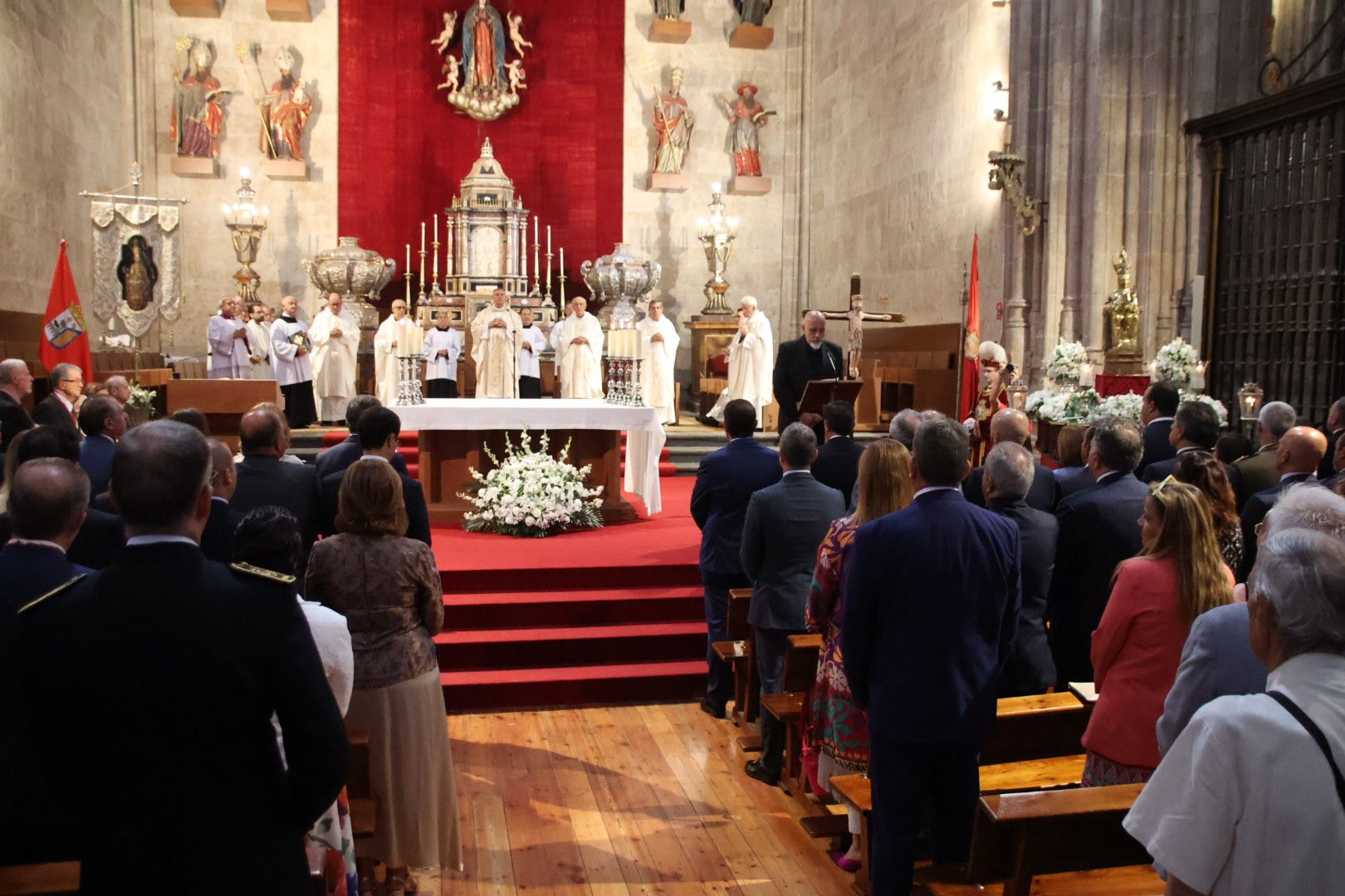 Misa en honor a Santa María de la Vega en la Catedral