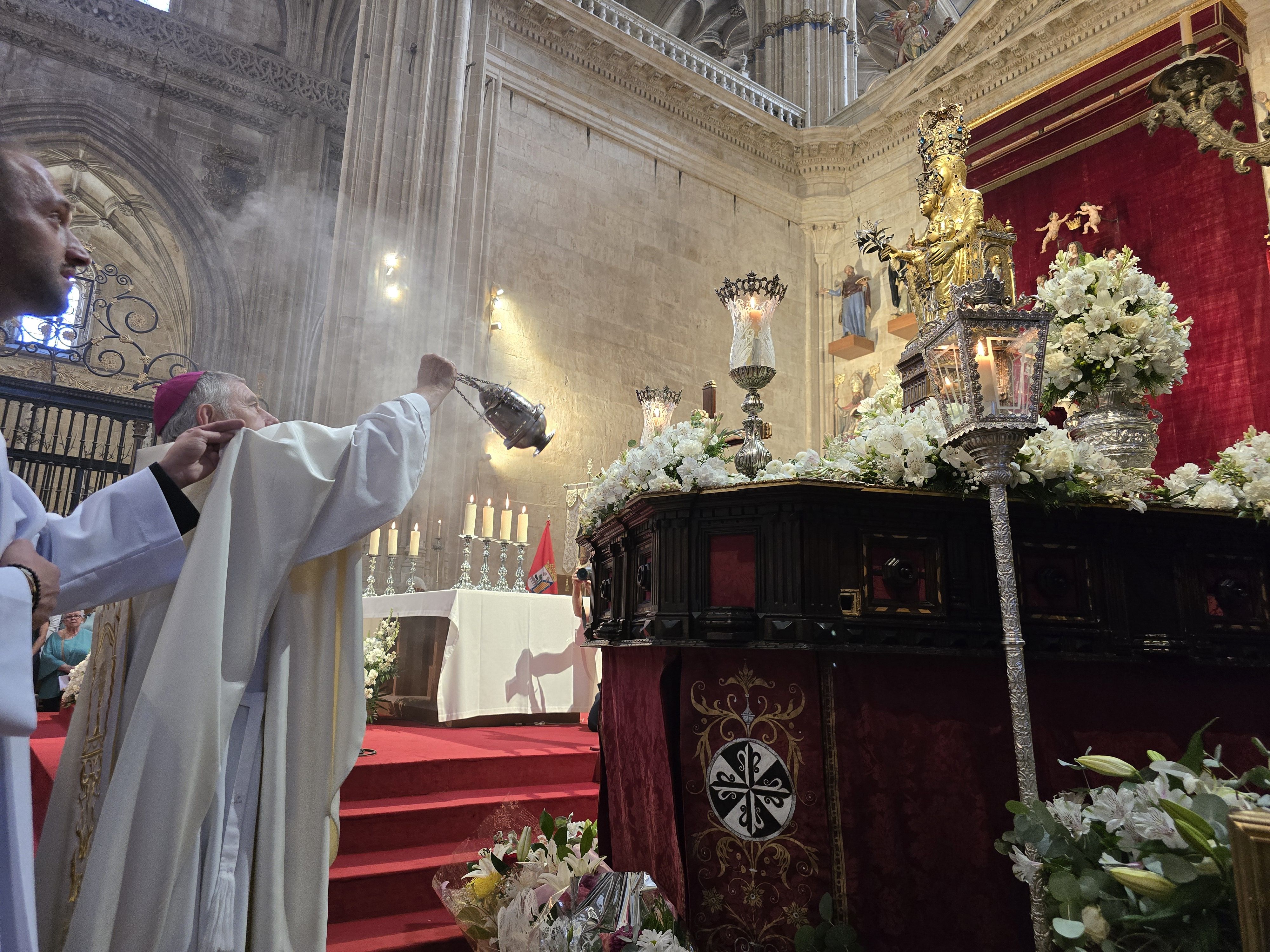 Misa en honor a Santa María de la Vega en la Catedral