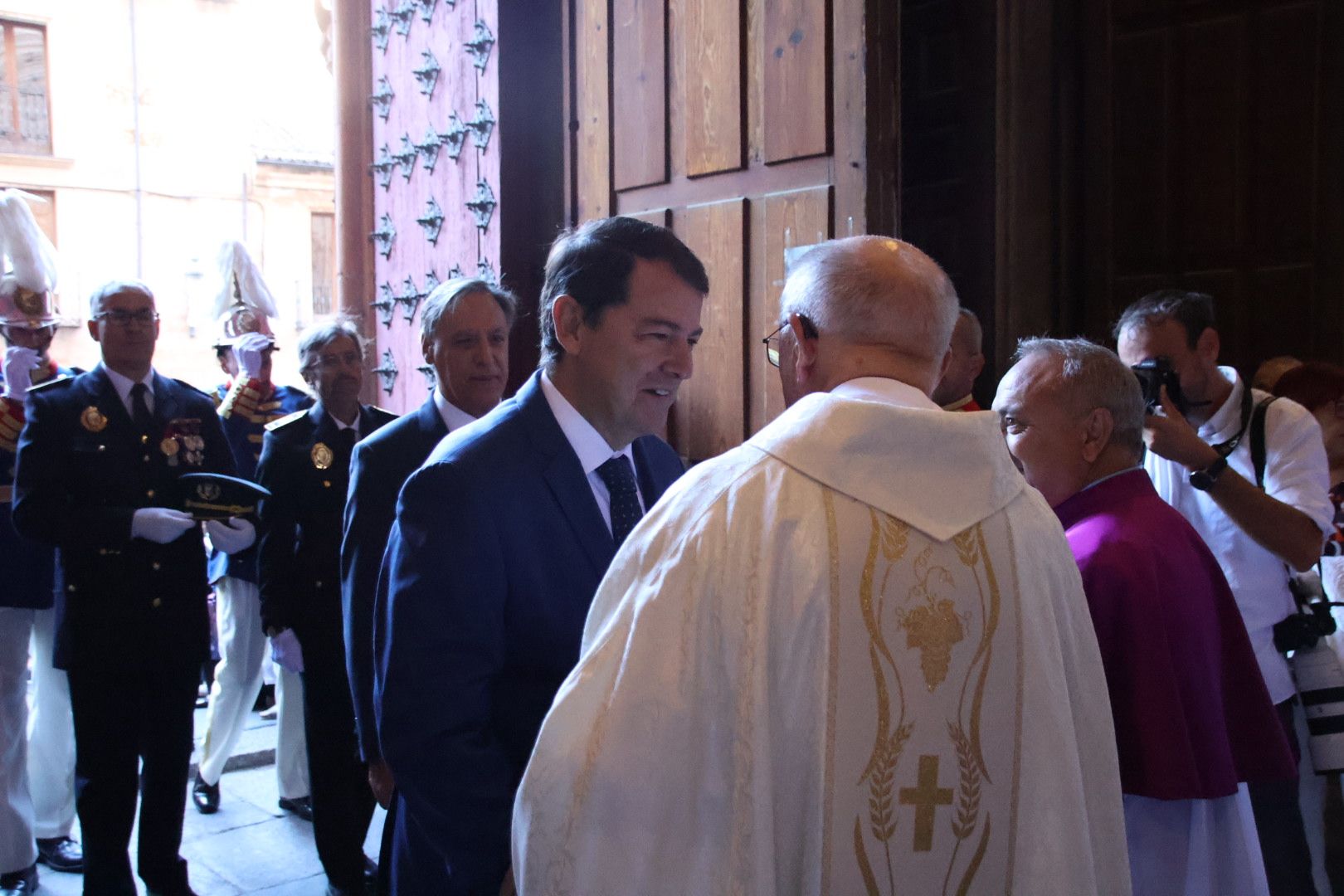 El presidente de la Junta de Castilla y León, Alfonso Fernandez Mañueco, en la misa en honor a la Virgen de la Vega