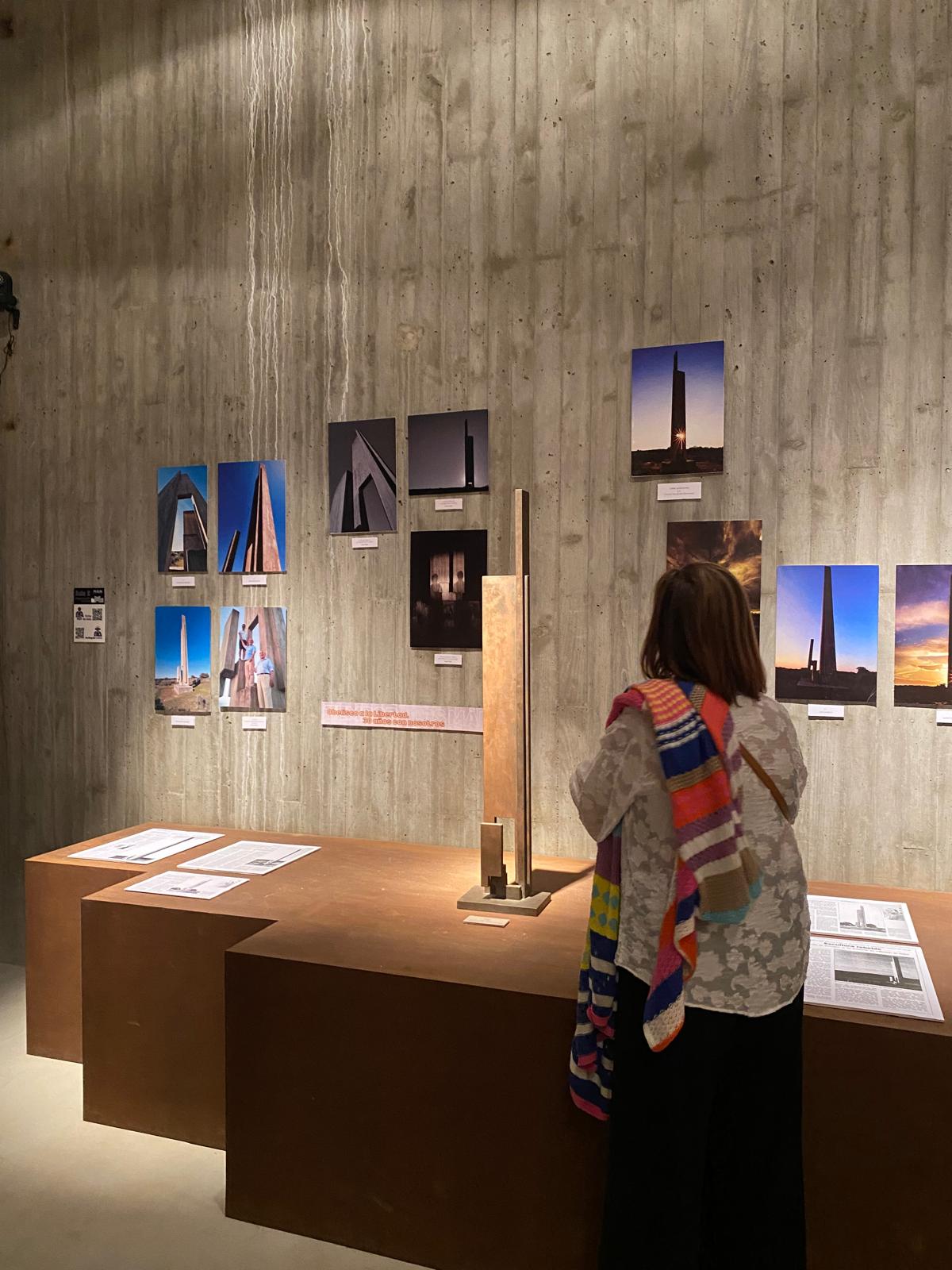 Doñinos de Salamanca inaugura la exposición “Obelisco a la Libertad. 30 años con nosotros”