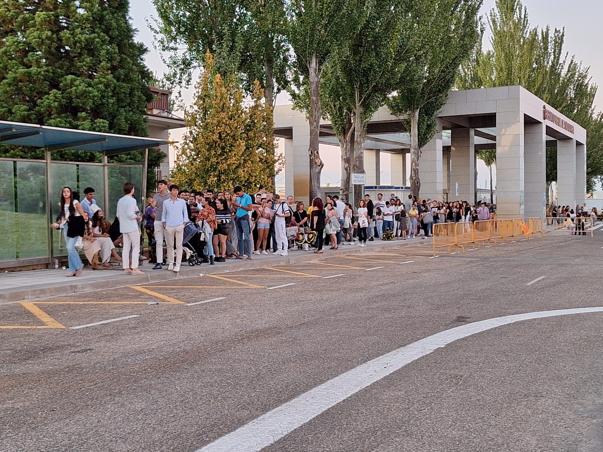 Grandes colas para coger los autobuses en el recinto de Salamaq