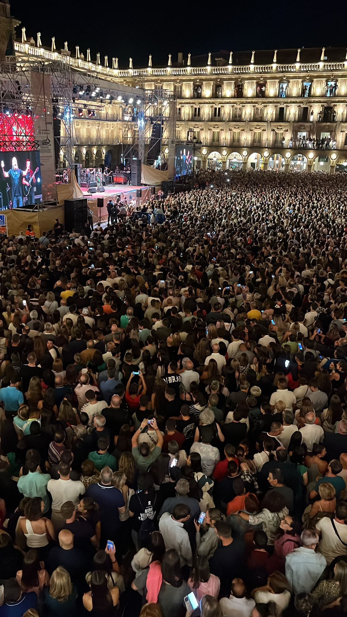 Aforo completo en la Plaza Mayor por Camela