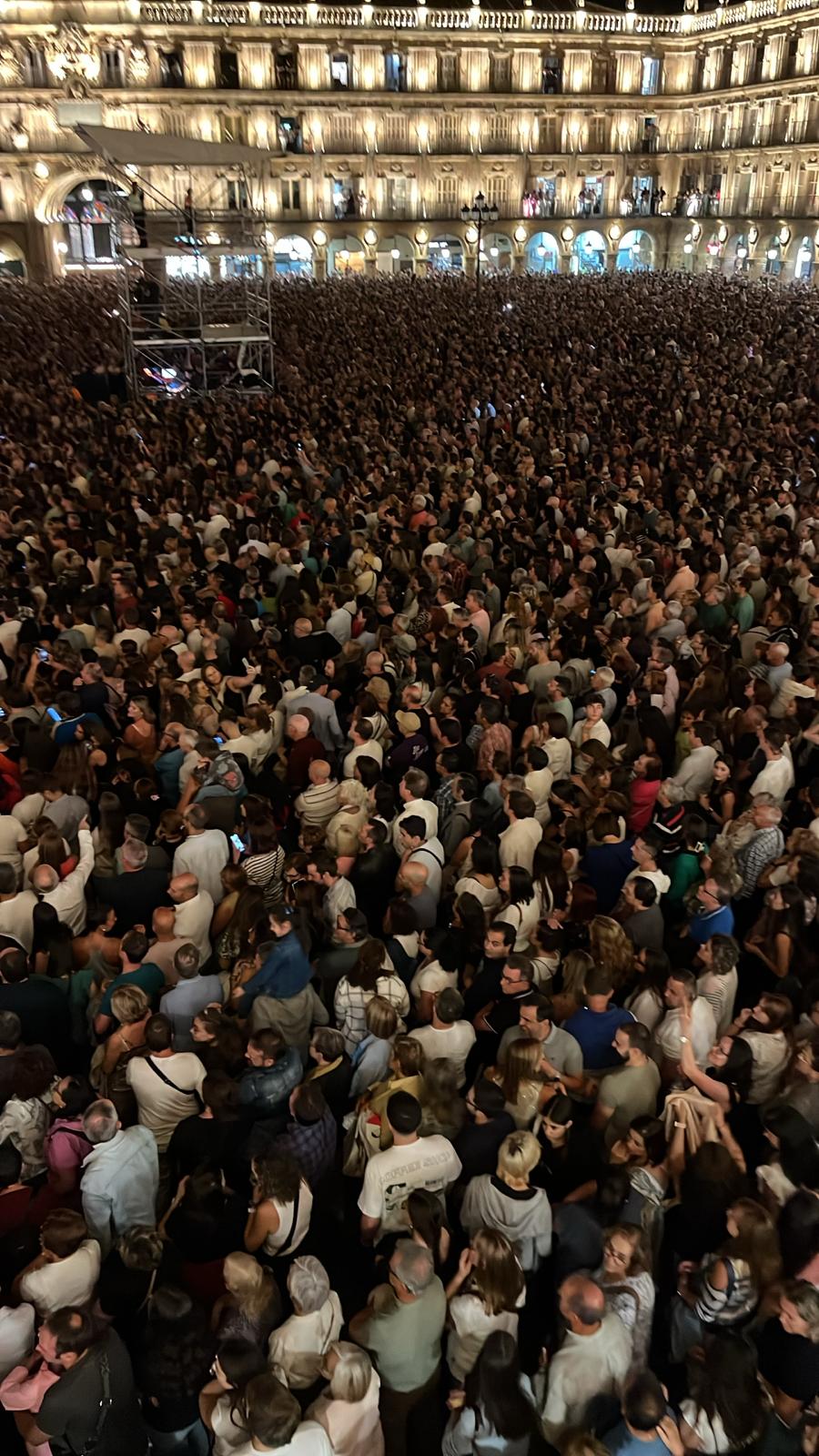 Aforo completo en la Plaza Mayor por Camela