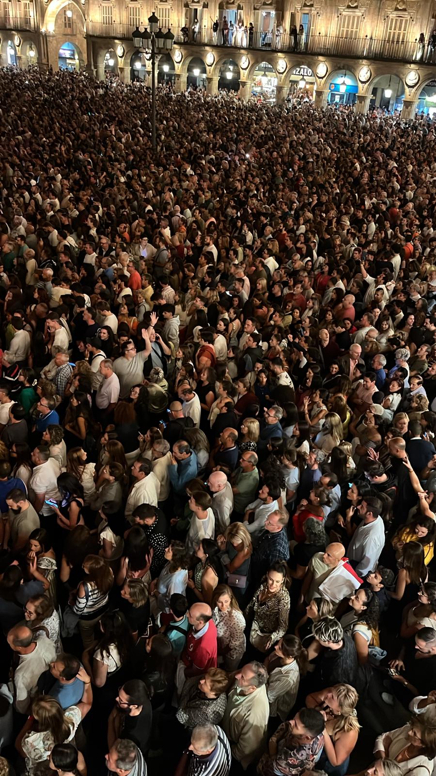 Aforo completo en la Plaza Mayor por Camela