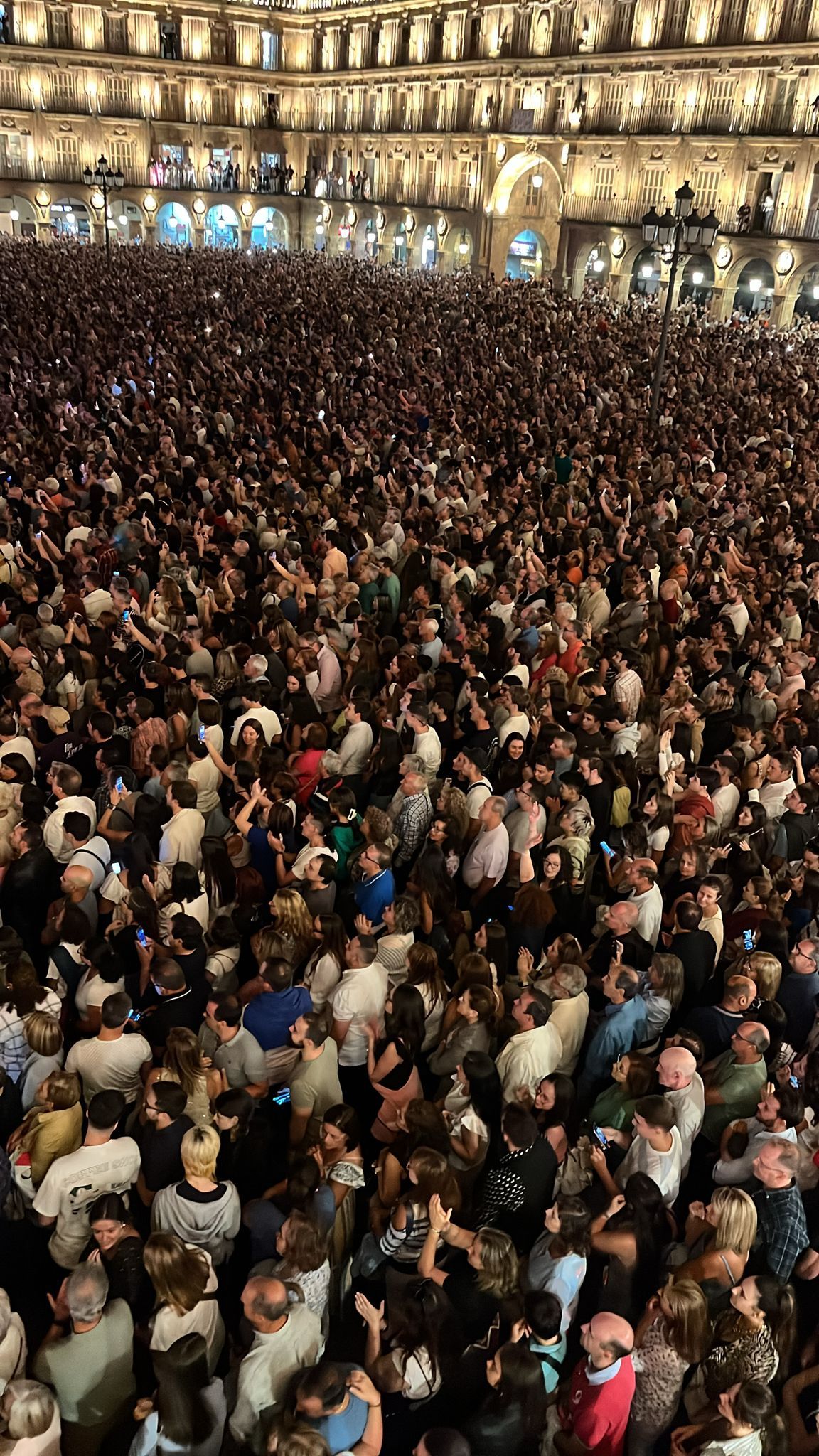 Aforo completo en la Plaza Mayor por Camela