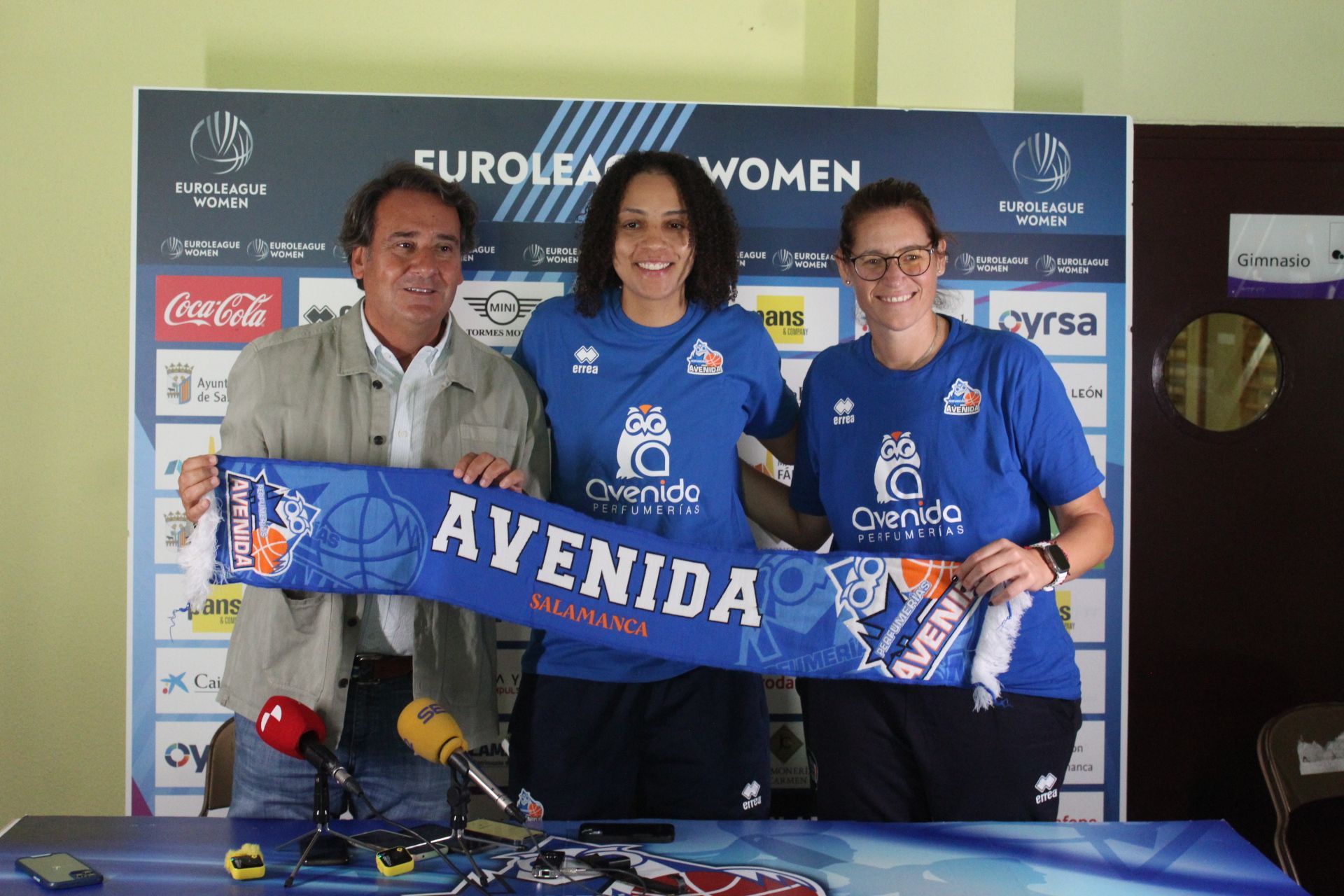 Presentación de la nueva jugadora del Perfumerías Avenida, Cierra Burdick.