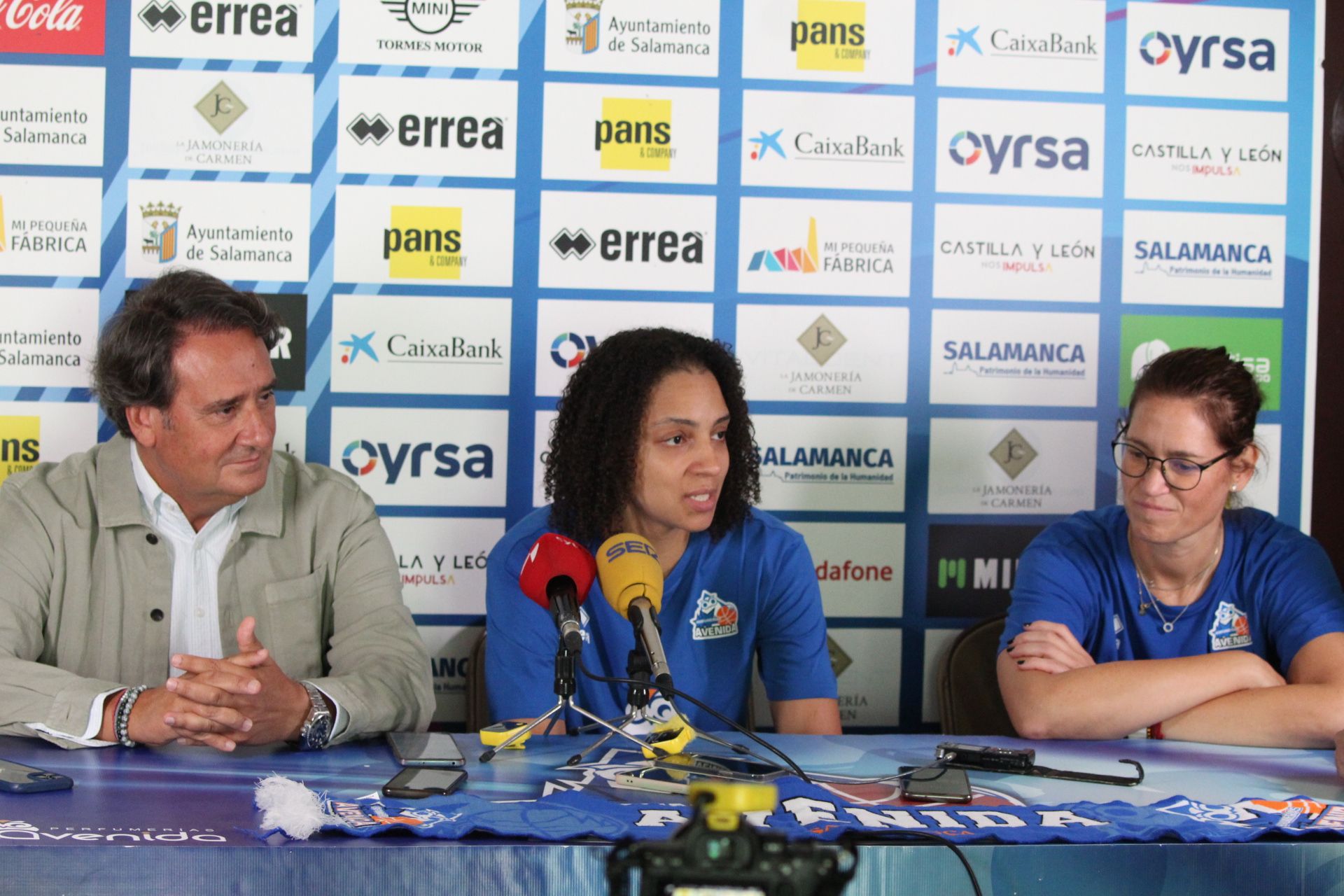 Presentación de la nueva jugadora del Perfumerías Avenida, Cierra Burdick.