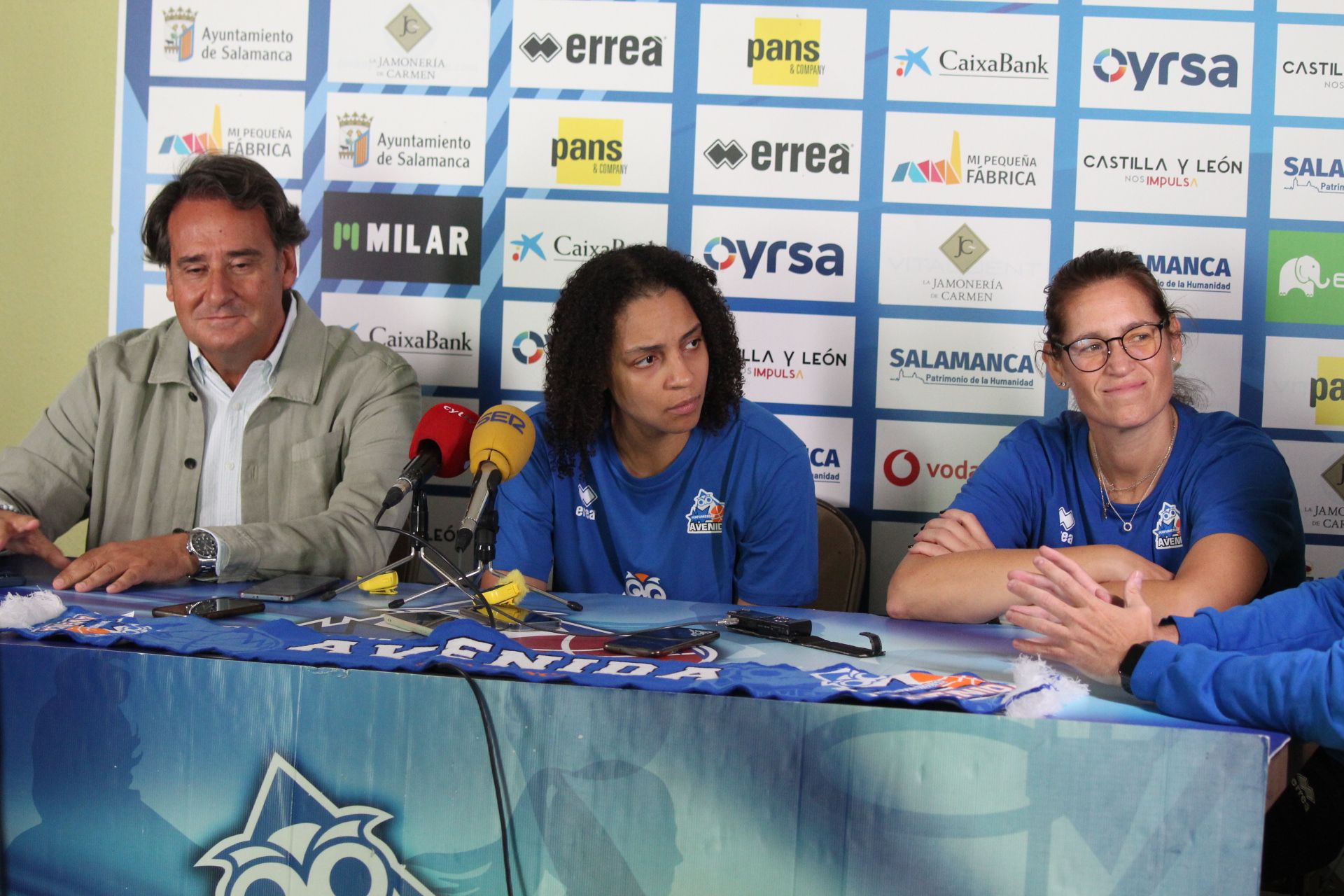 Presentación de la nueva jugadora del Perfumerías Avenida, Cierra Burdick.