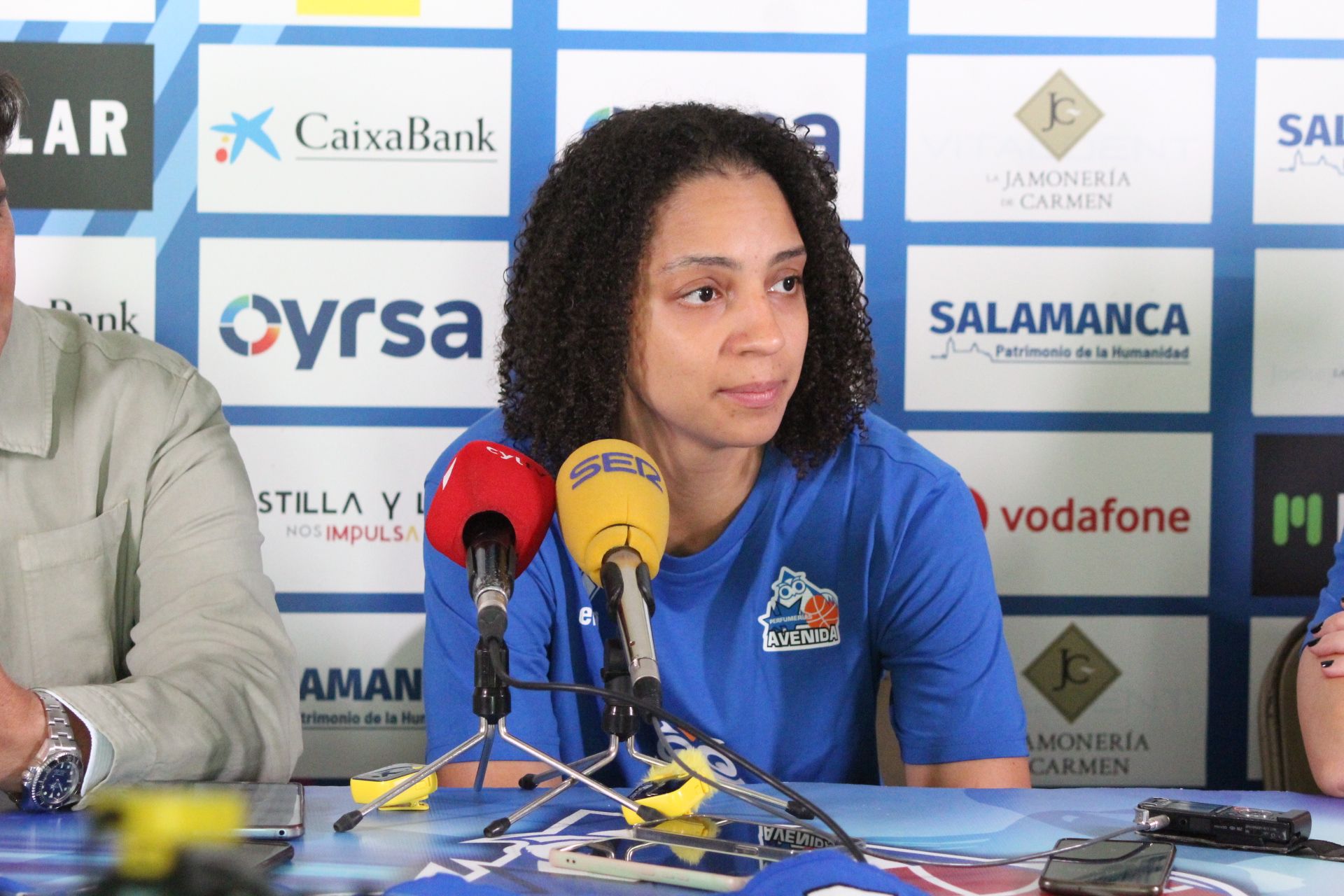 Presentación de la nueva jugadora del Perfumerías Avenida, Cierra Burdick.