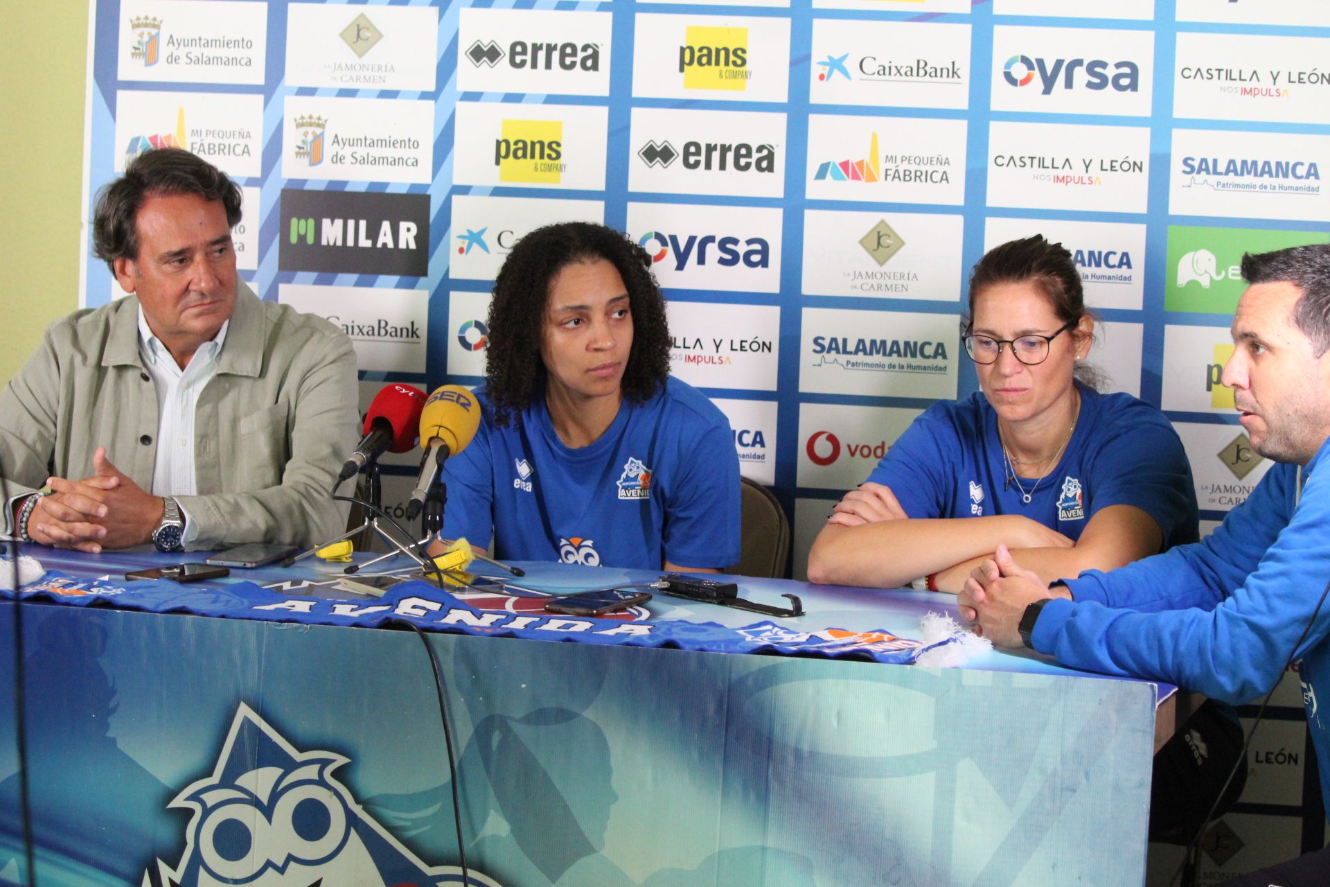 Presentación de la nueva jugadora del Perfumerías Avenida, Cierra Burdick.