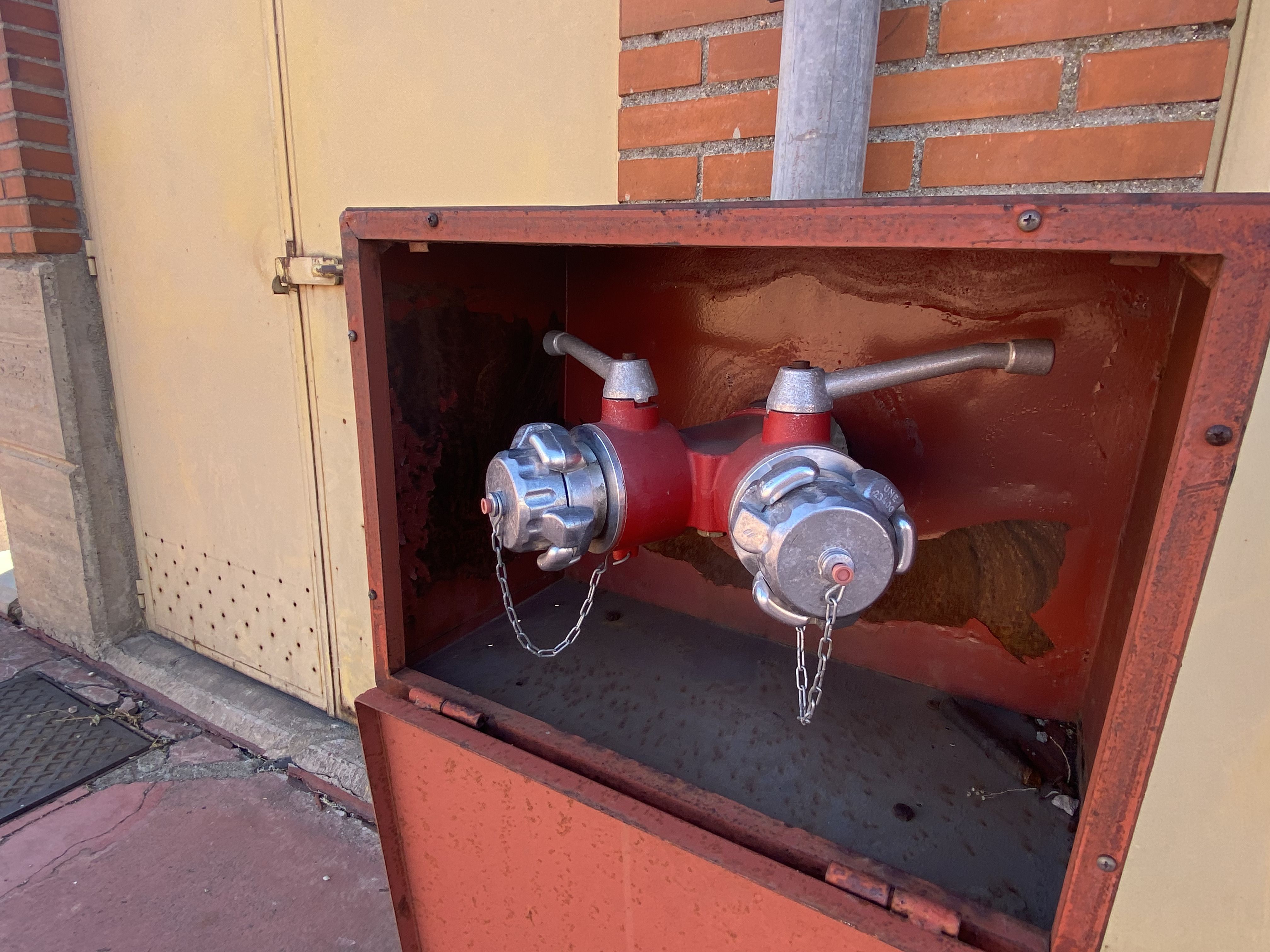 Columna seca para prácticas en el parque de bomberos de Salamanca