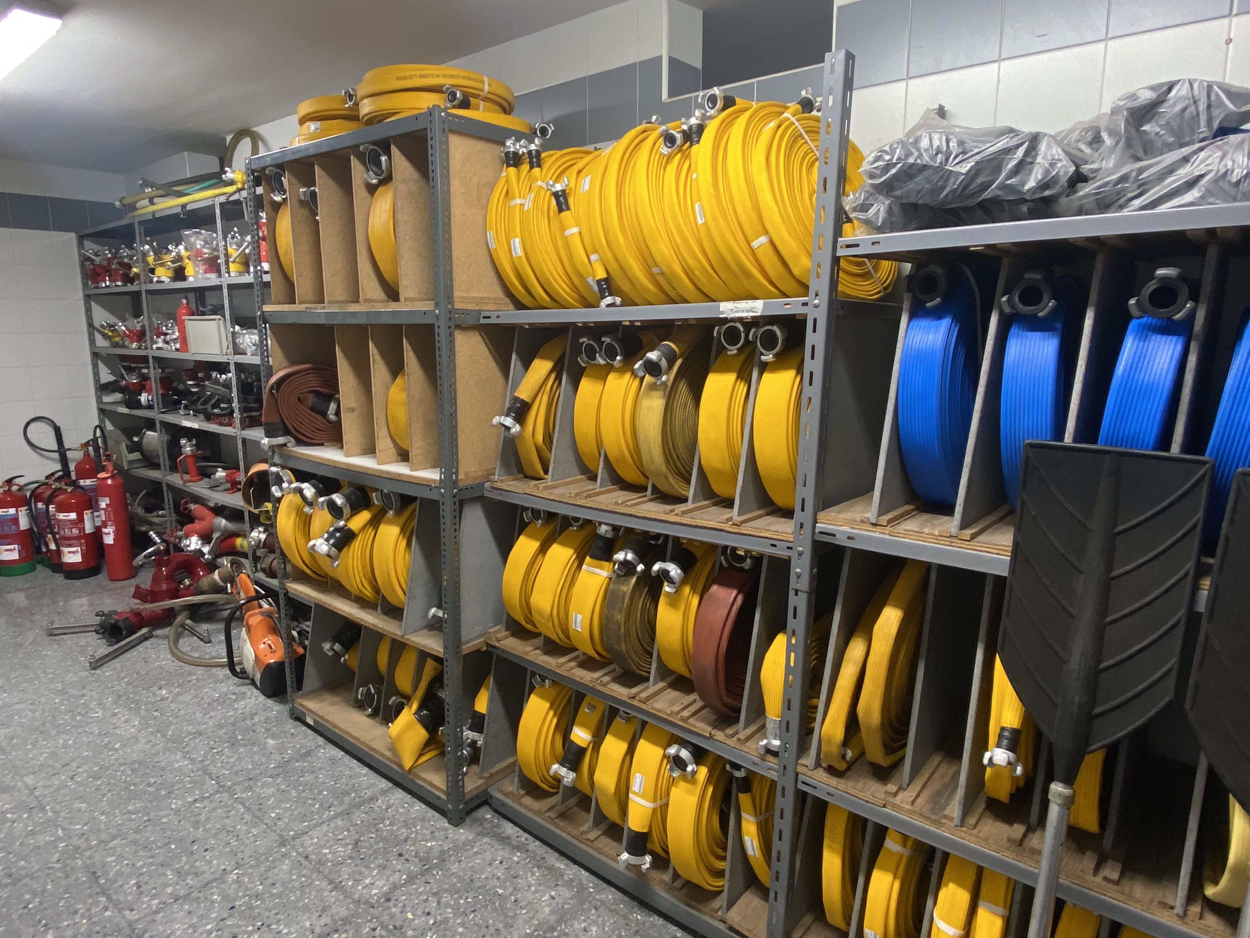 Almacén de bombonas y mangueras en el parque de bomberos de Salamanca