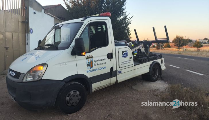 Grua municipal del Ayuntamiento de Salamanca en la carretera de Zamora