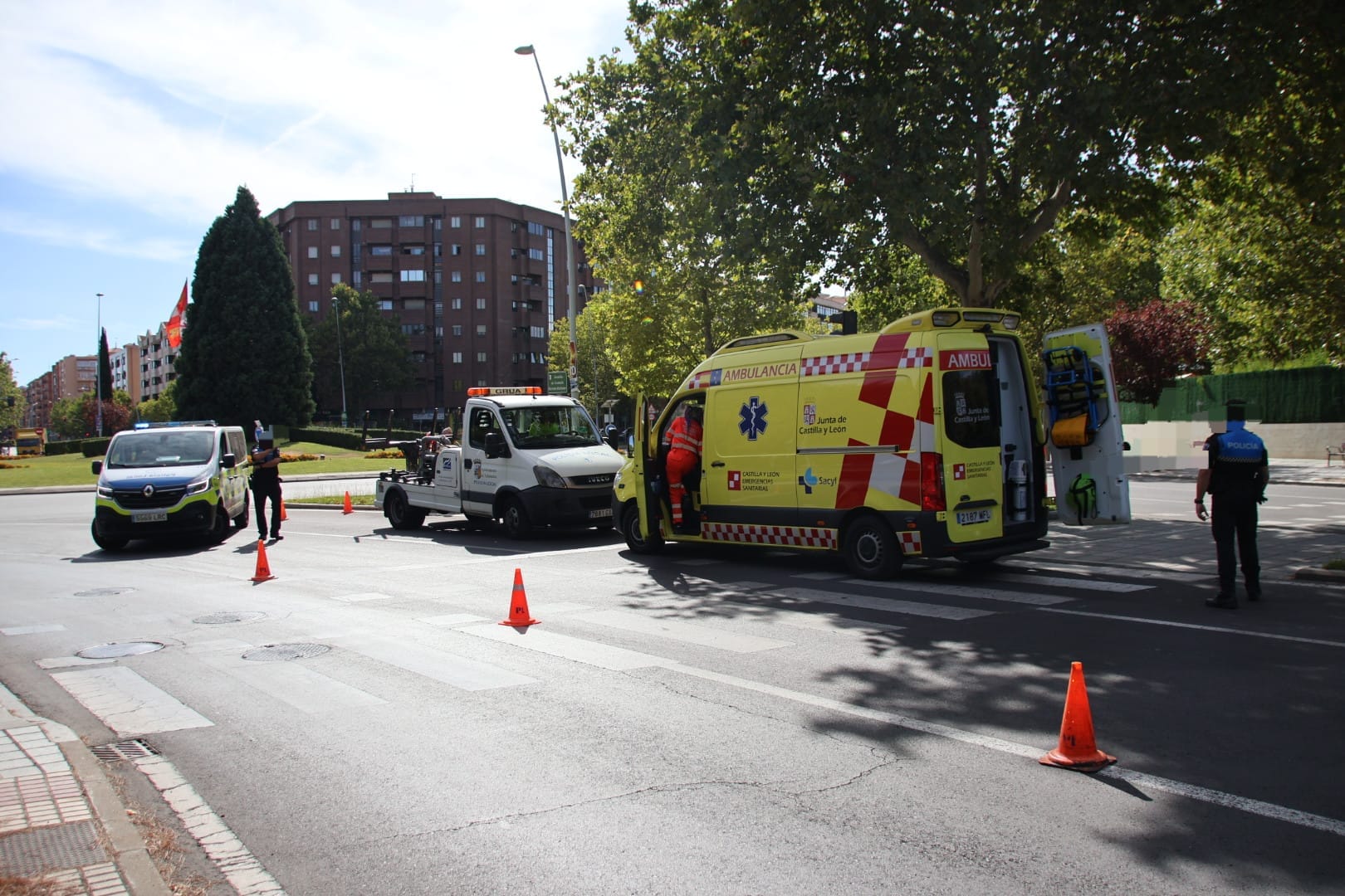 El conductor de un patinete resulta herido tras ser atropellado por un turismo en la glorieta de Castilla y León