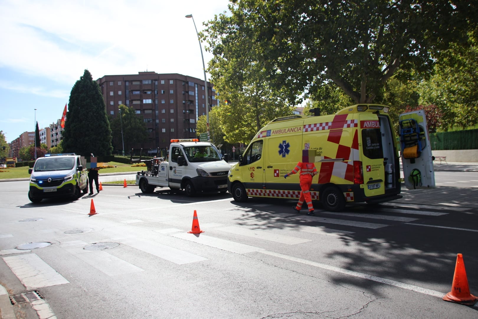 El conductor de un patinete resulta herido tras ser atropellado por un turismo en la glorieta de Castilla y León