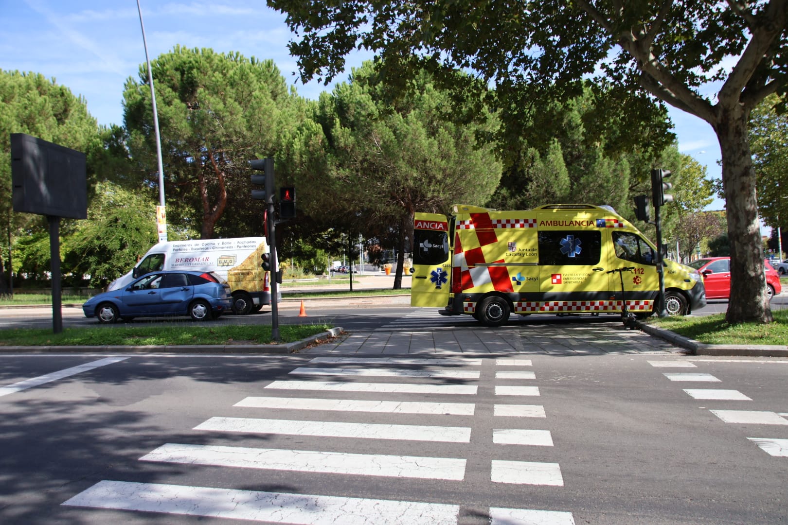 El conductor de un patinete resulta herido tras ser atropellado por un turismo en la glorieta de Castilla y León