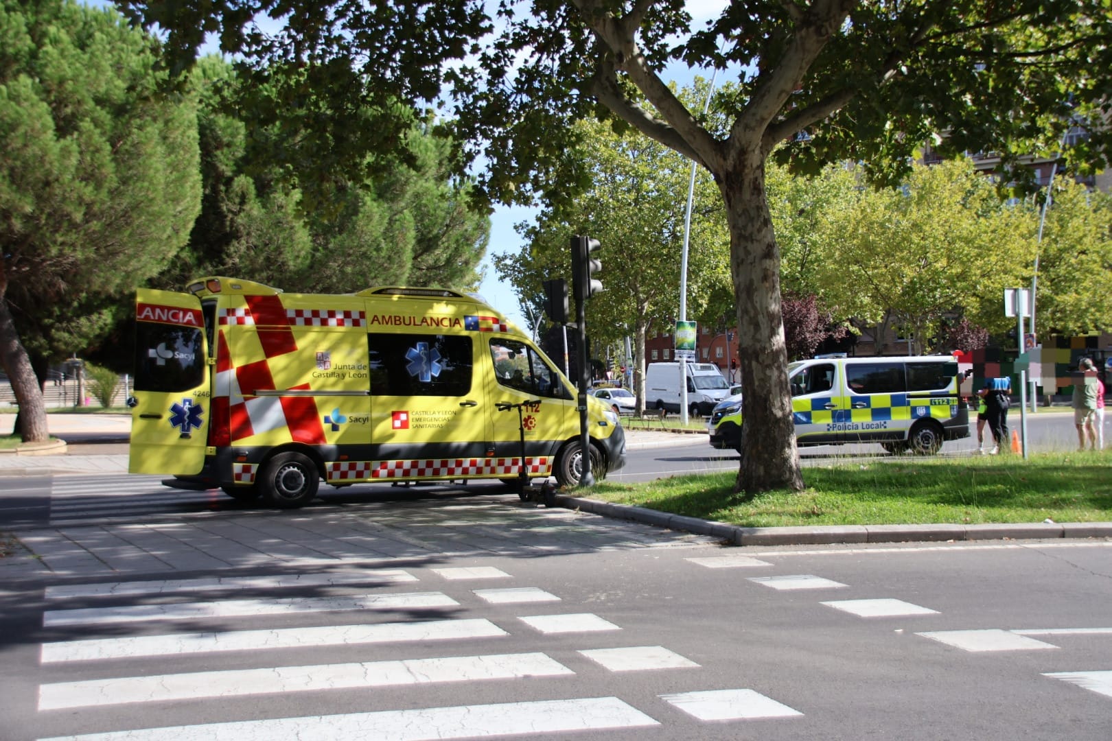 El conductor de un patinete resulta herido tras ser atropellado por un turismo en la glorieta de Castilla y León