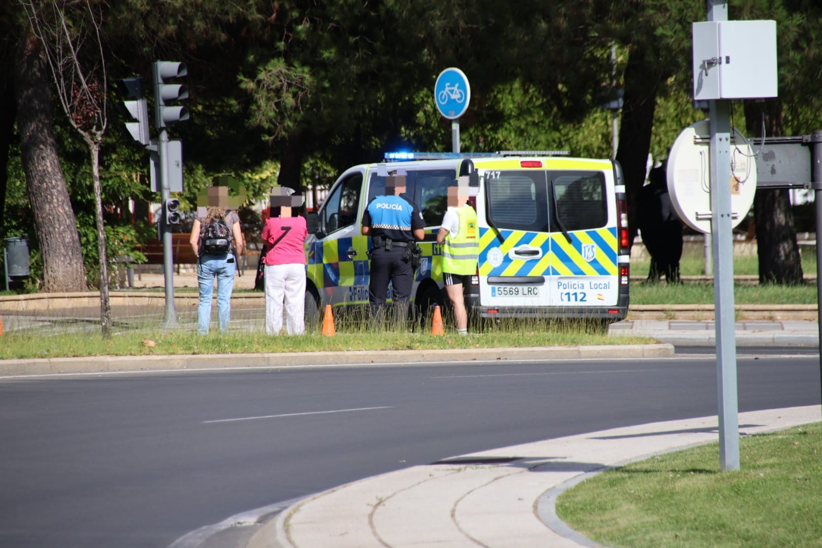 El conductor de un patinete resulta herido tras ser atropellado por un turismo en la glorieta de Castilla y León