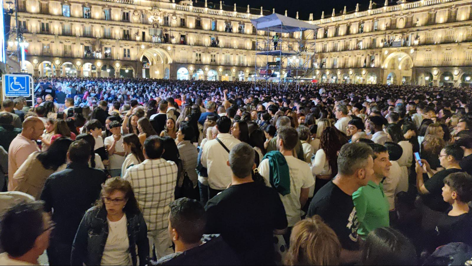 Aforo completo en la Plaza Mayor para ver a Omar Montes