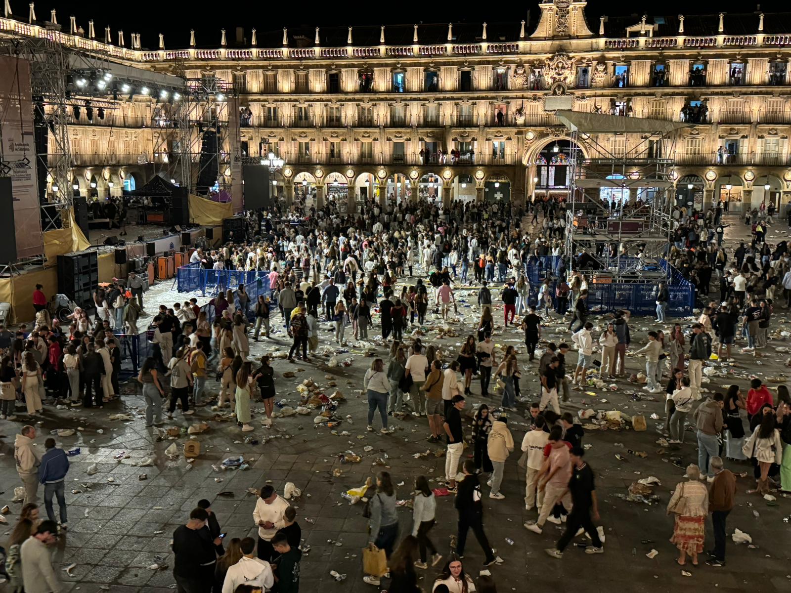 Kilos de basura tras el concierto de Omar Montes en la Plaza Mayor 