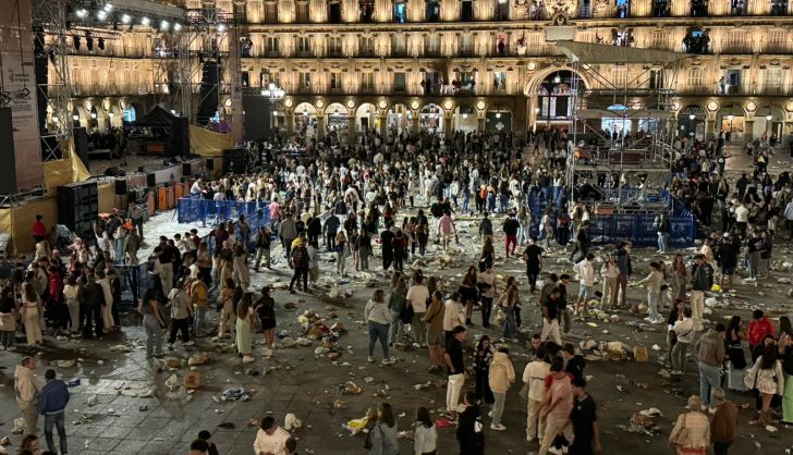 Kilos de basura tras el concierto de Omar Montes en la Plaza Mayor 