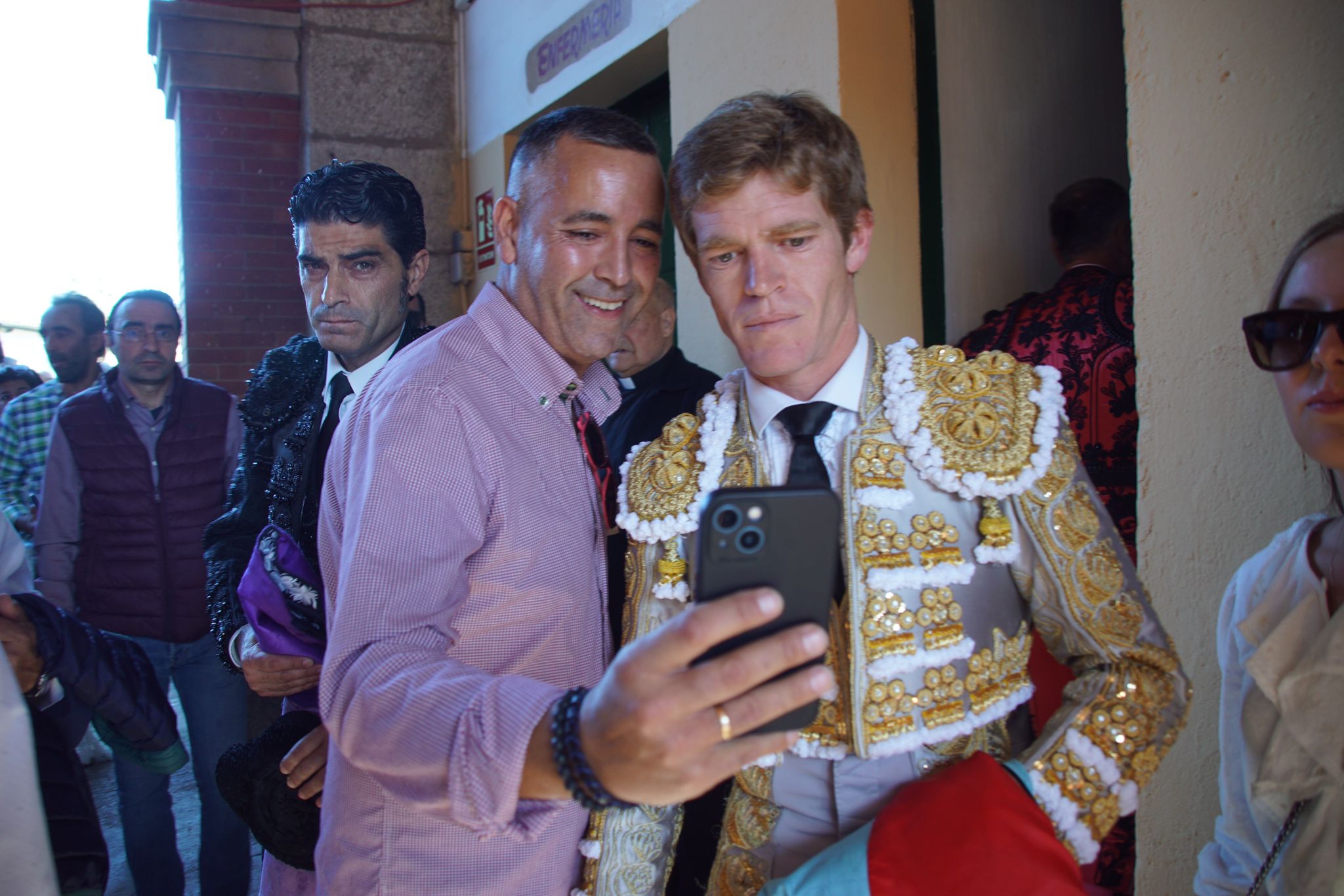 Ambiente en el patio de cuadrillas de La Glorieta para ver a Miguel Ángel Perera, Emilio de Justo y Borja Jiménez, 15 de septiembre de 2024. Fotos Juanes