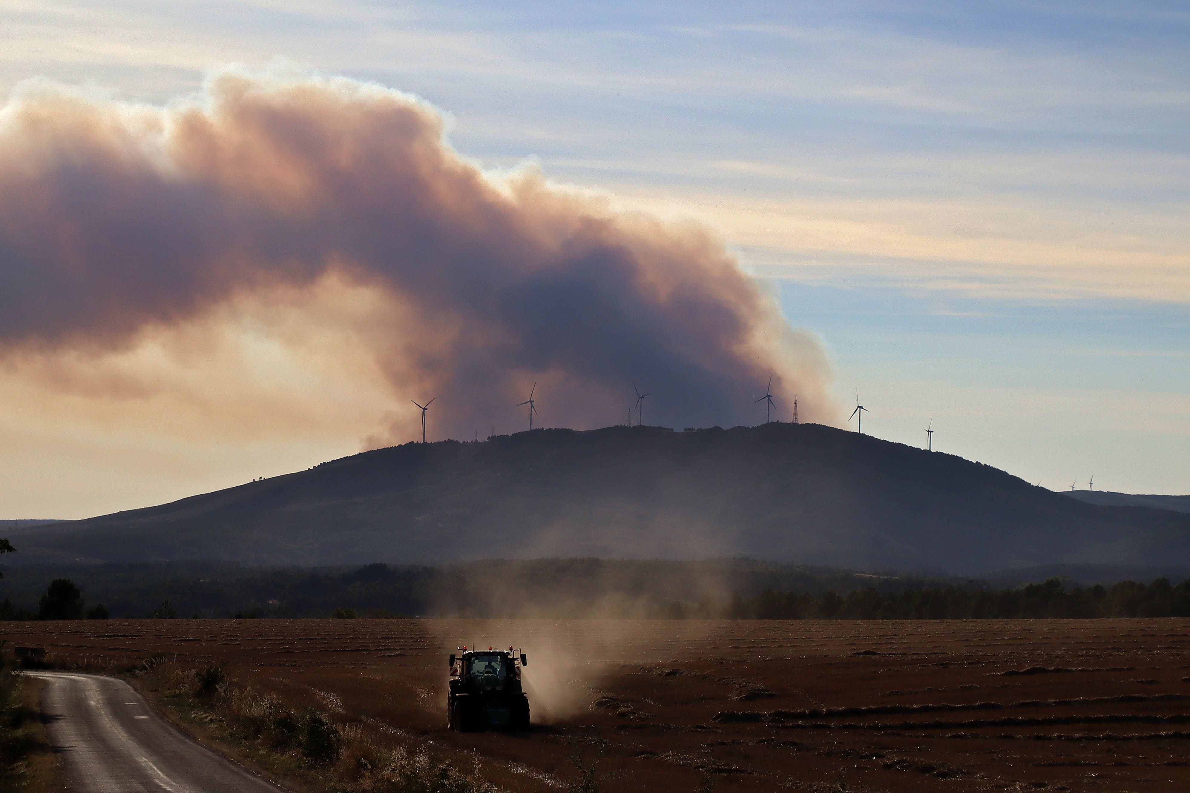 El incendio de Brañuelas, visto desde la Cepeda (León). Foto de Peio García | ICAL .