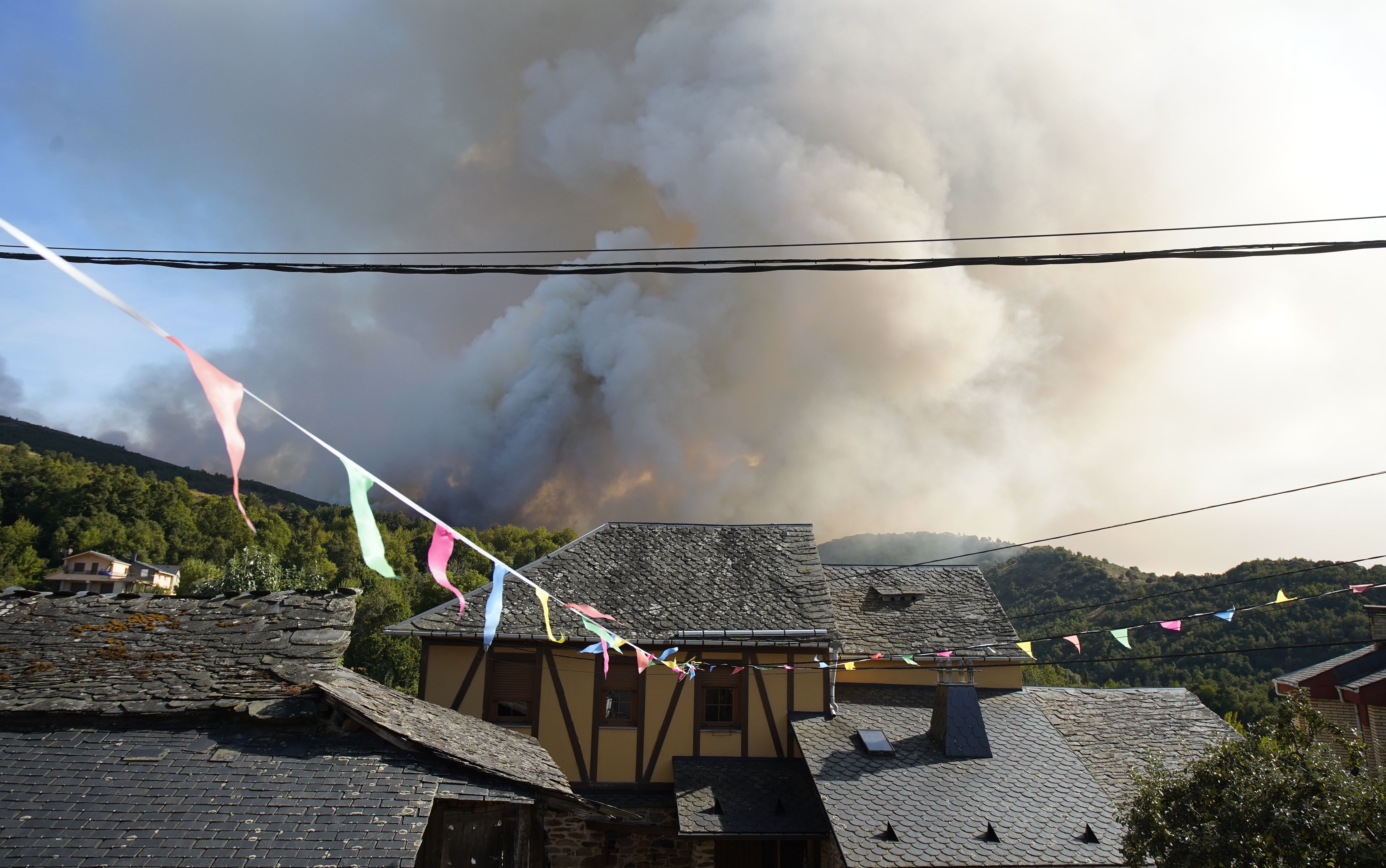 Incendio entre las localidades de Brañuelas y Tremor de Abajo (León)