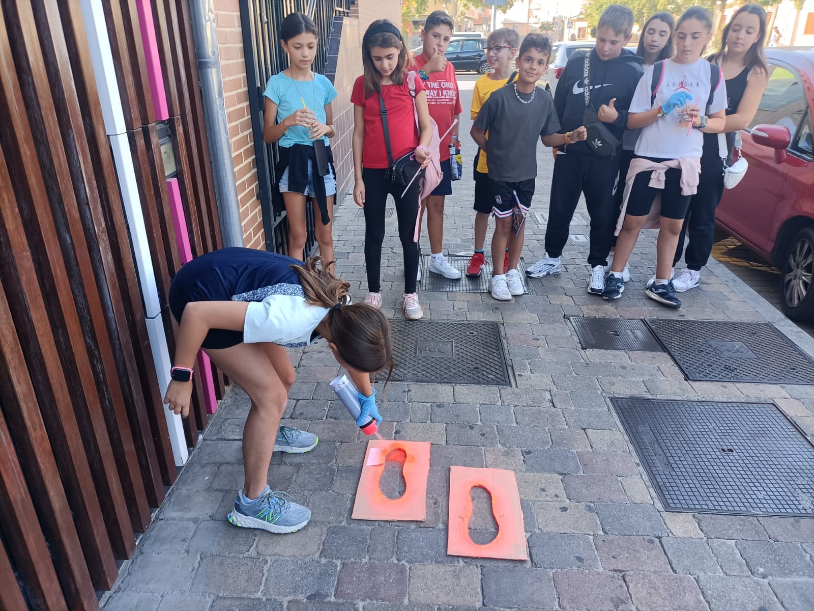 Los niños de Carbajosa pintan las huellas de las rutas escolares 