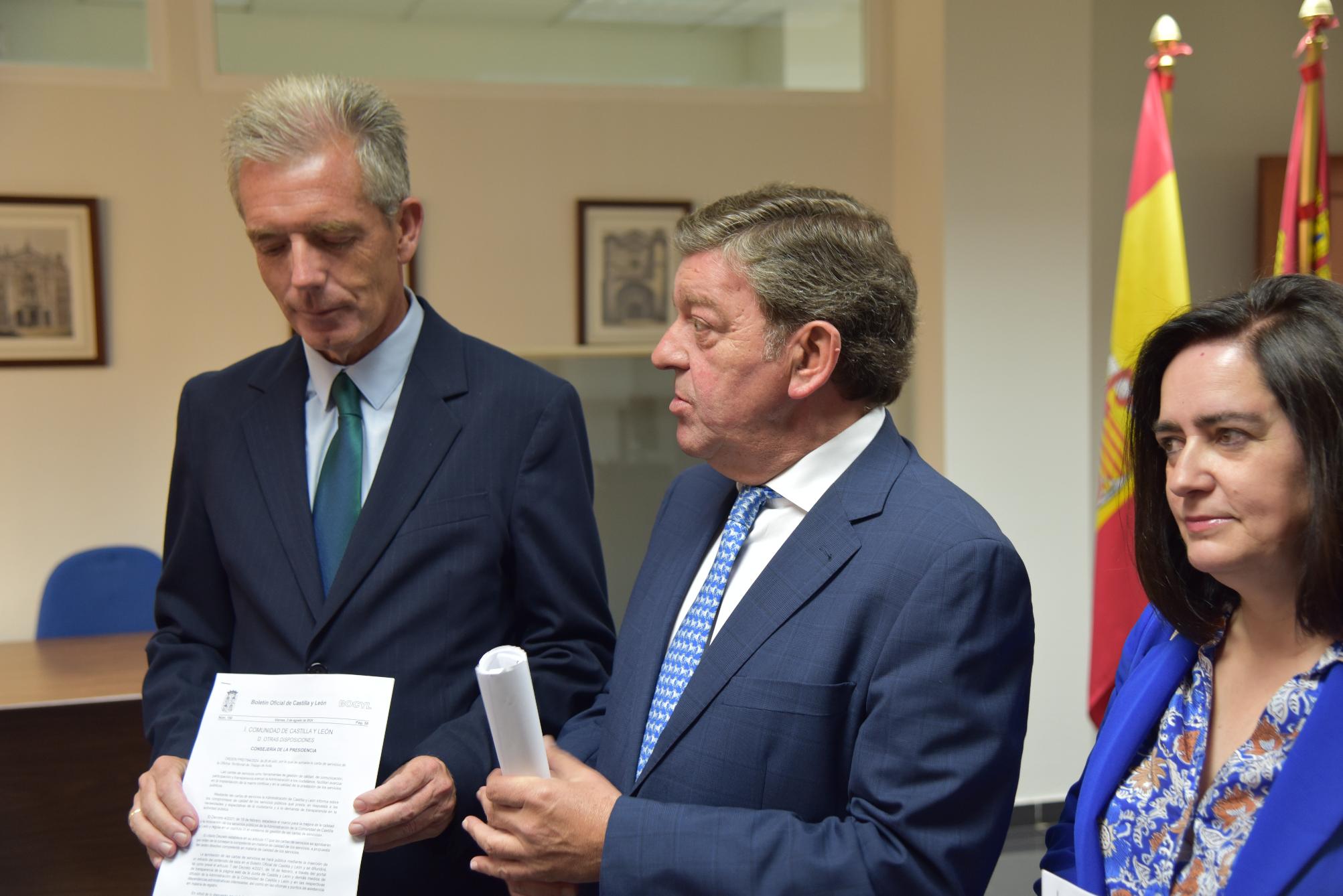 El consejero de la Presidencia, Luis Miguel González Gago, ha visitado la Oficina de Territorial de Trabajo de la Junta de Castilla y León