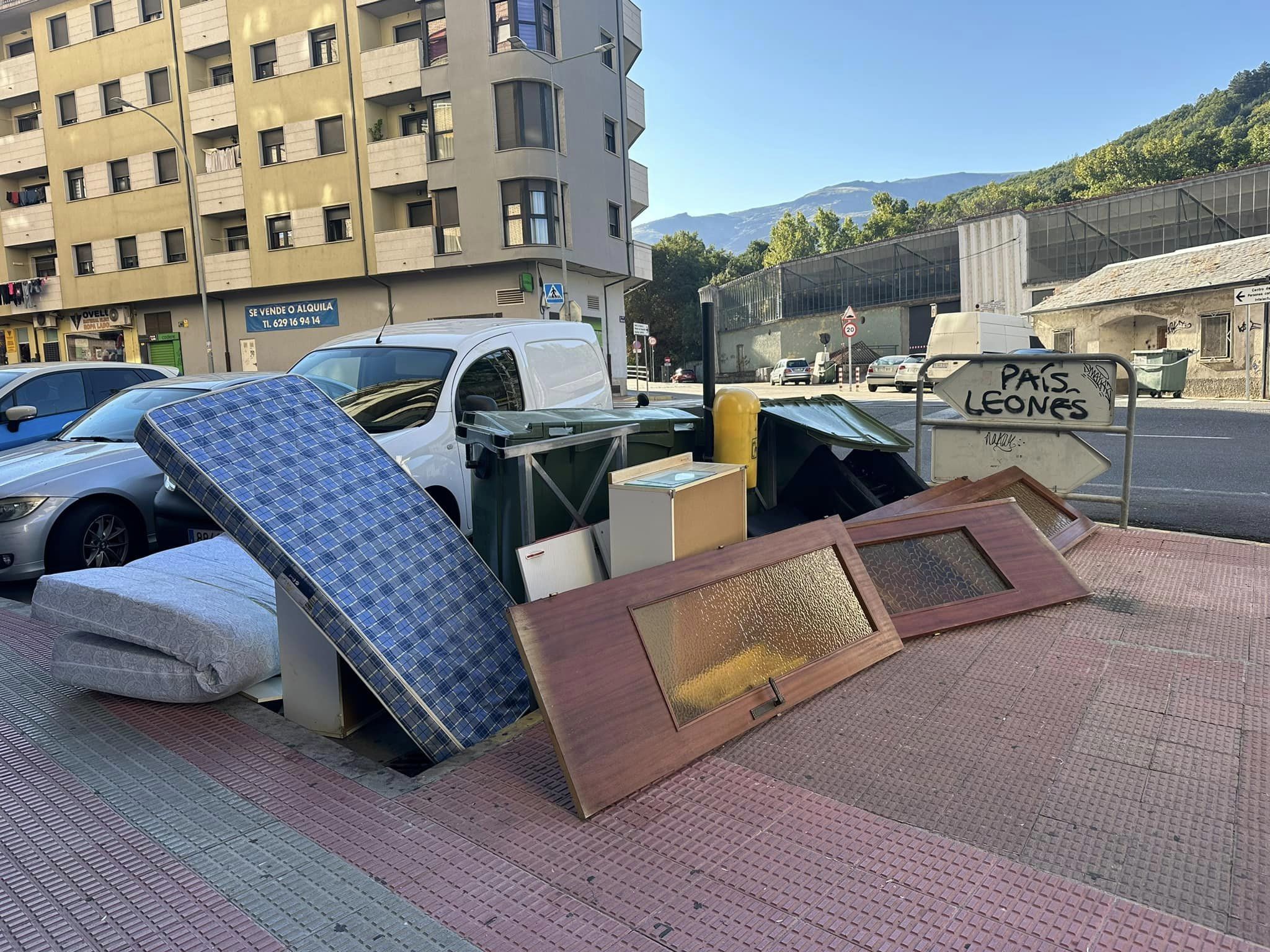 Fotos de enseres depositados en la vía pública en Béjar