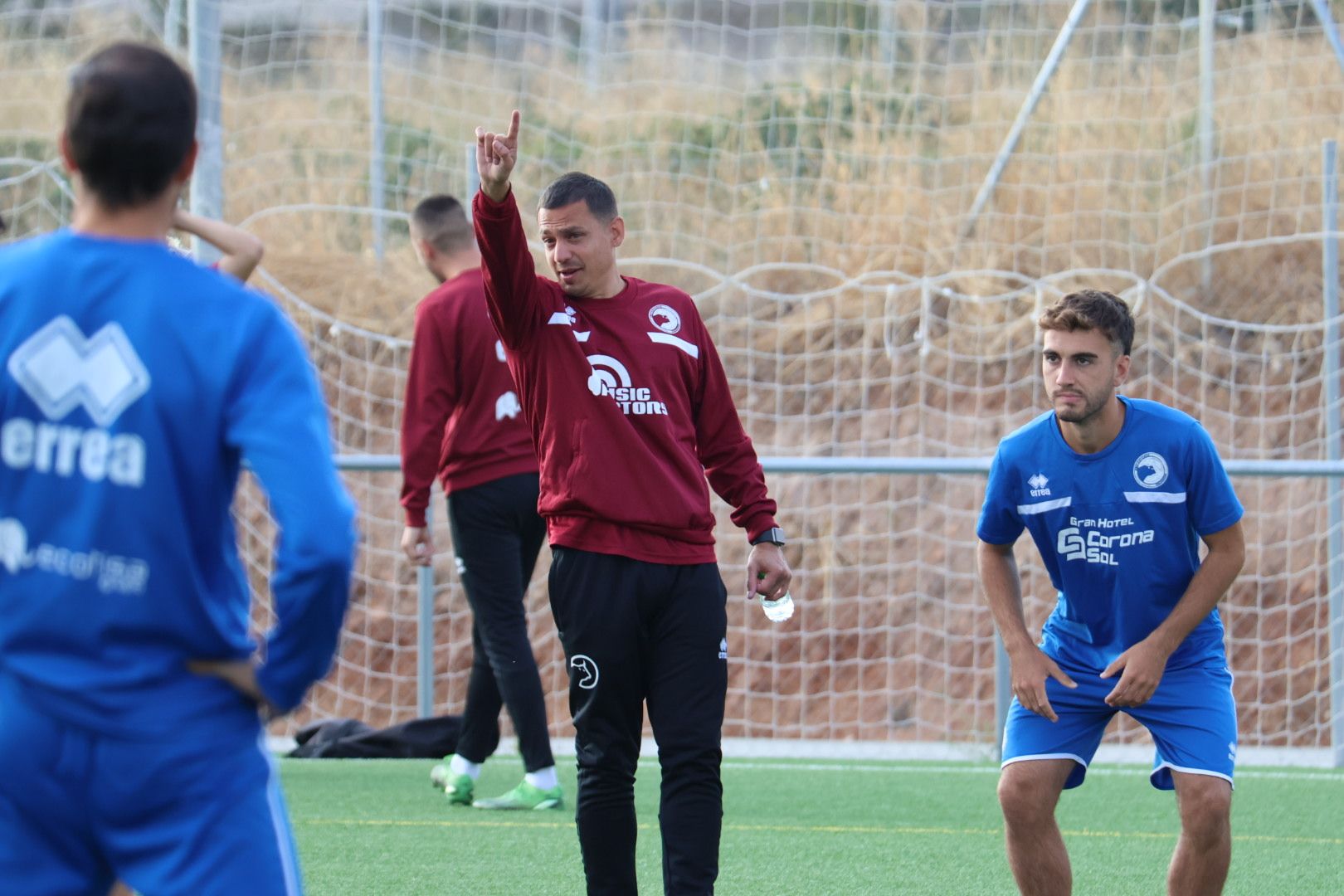 Dani Llácer da instrucciones en un entrenamiento | FOTO SALAMANCA24HORAS.COM