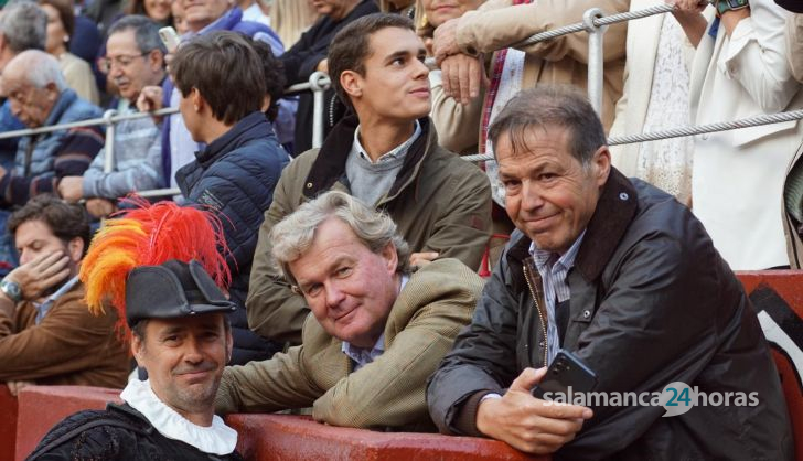 El ganadero Justo Hernández junto al rejoneador Fermín Bohórquez y el alguacilillo Carlos Hernández en la corrida de Garcigrande, 20 de septiembre de 2024. Foto Juanes (17)