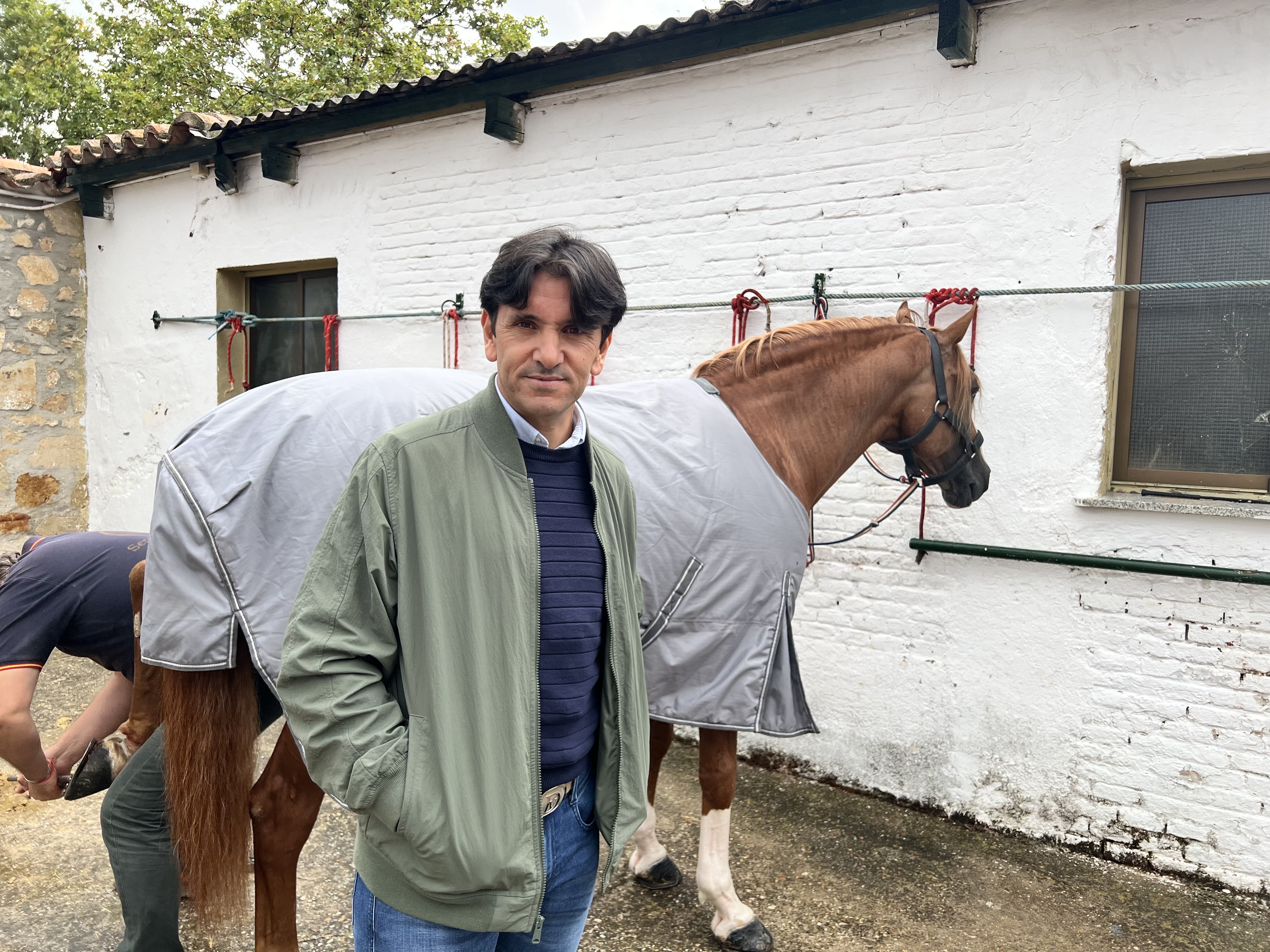 Diego Ventura con uno de sus caballos en el patio de cuadrillas de La Glorieta