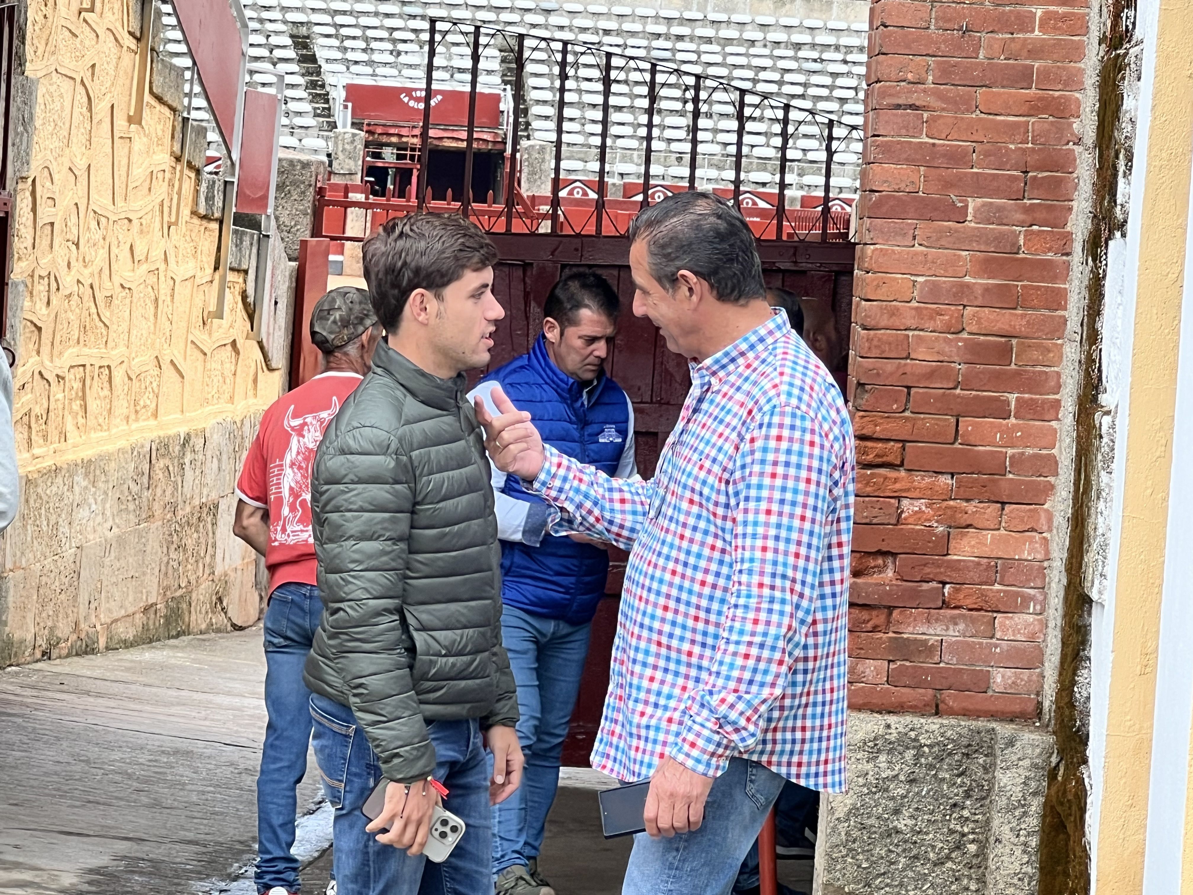 Ambiente durante el sorteo de los astado de rejones para este sábado, 21 de septiembre. Fotos S24H