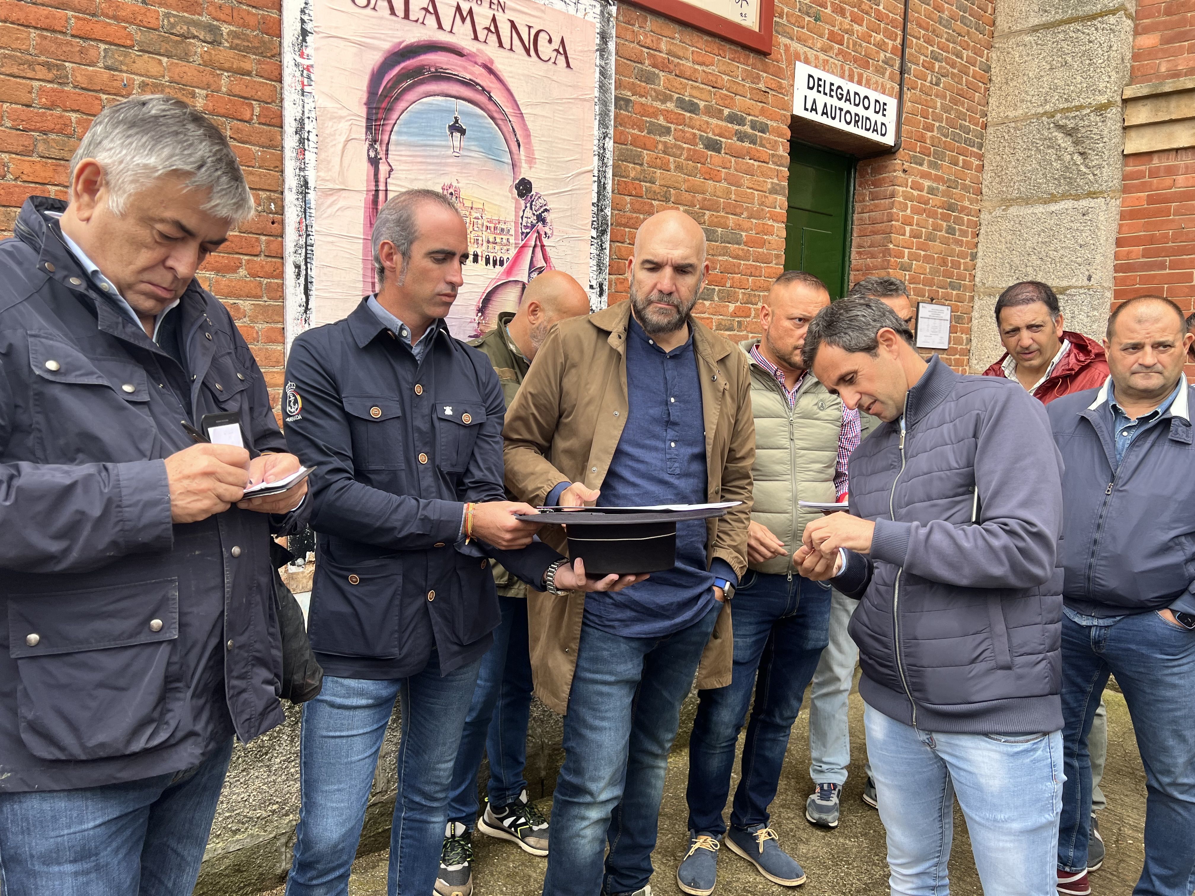 Ambiente durante el sorteo de los astado de rejones para este sábado, 21 de septiembre. Fotos S24H