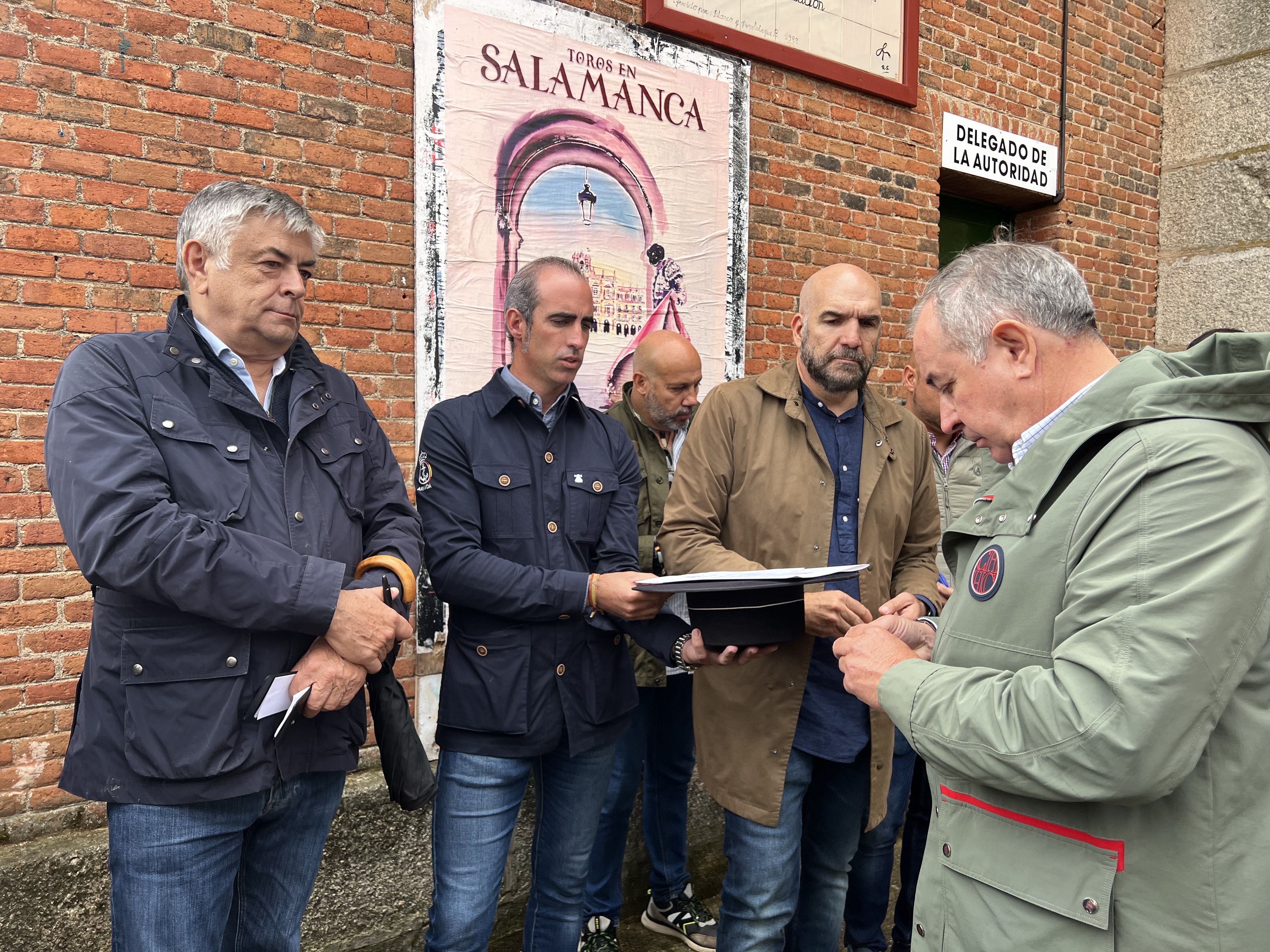 Ambiente durante el sorteo de los astado de rejones para este sábado, 21 de septiembre. Fotos S24H