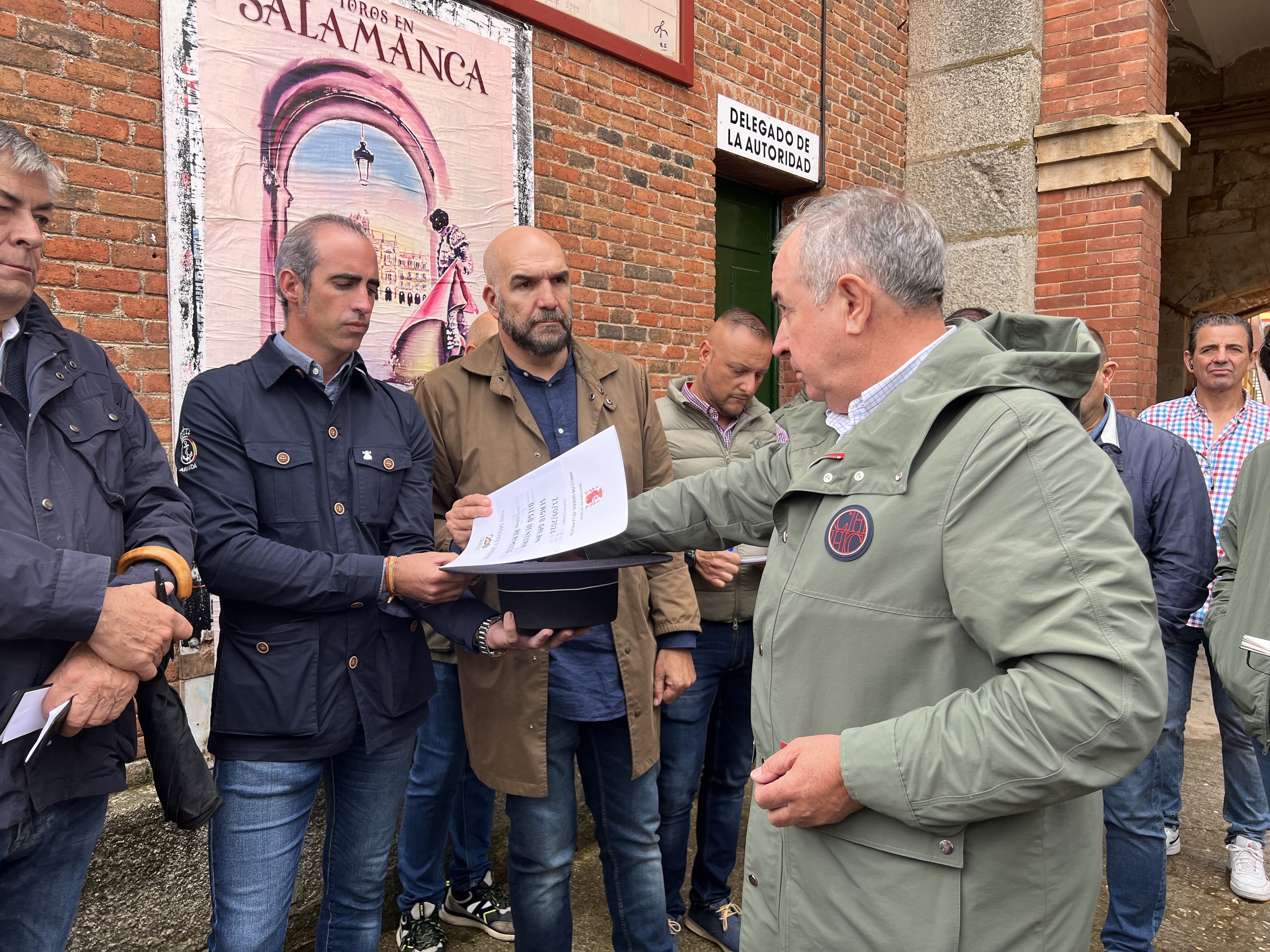 Ambiente durante el sorteo de los astado de rejones para este sábado, 21 de septiembre. Fotos S24H