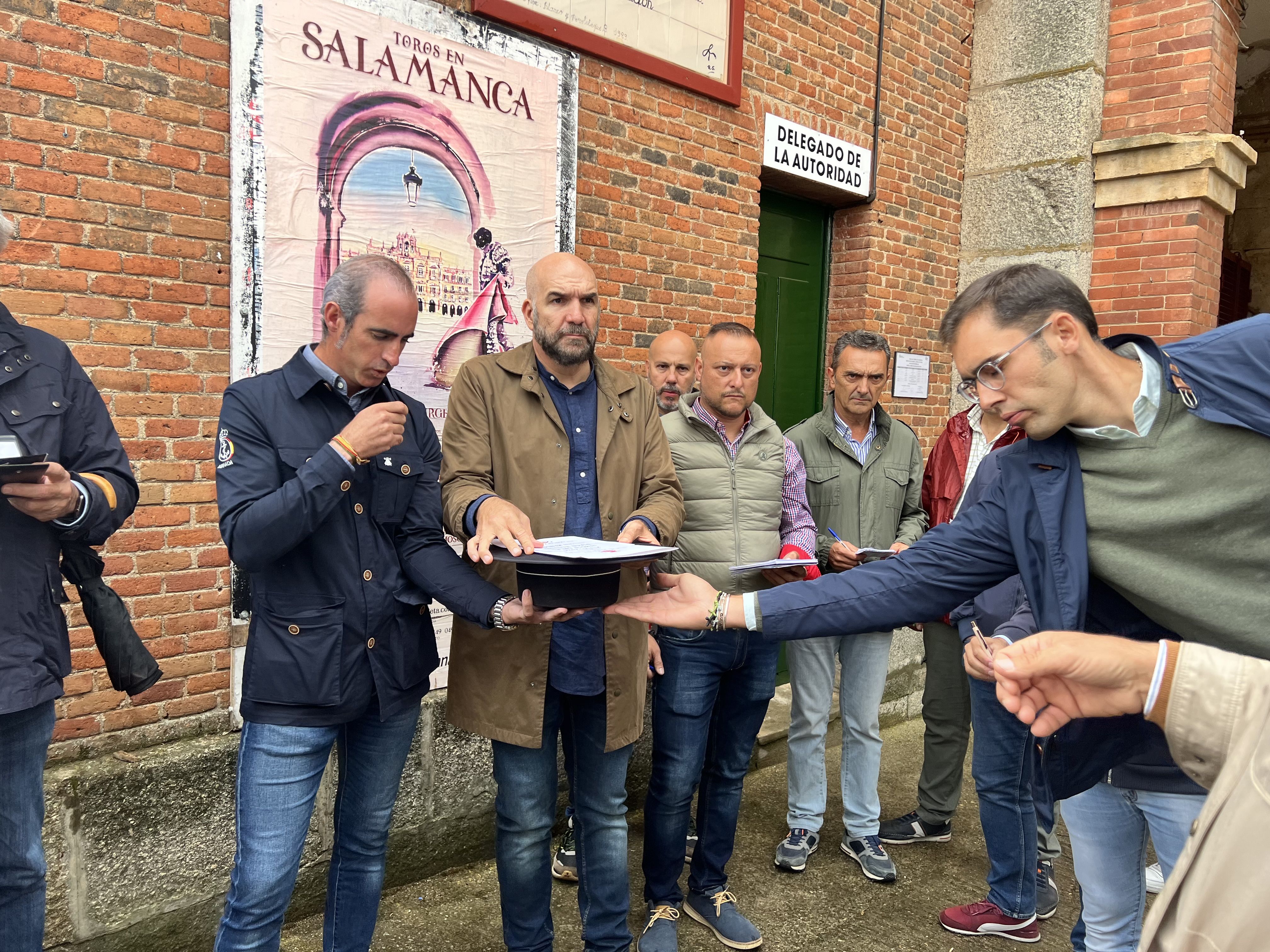 Ambiente durante el sorteo de los astado de rejones para este sábado, 21 de septiembre. Fotos S24H