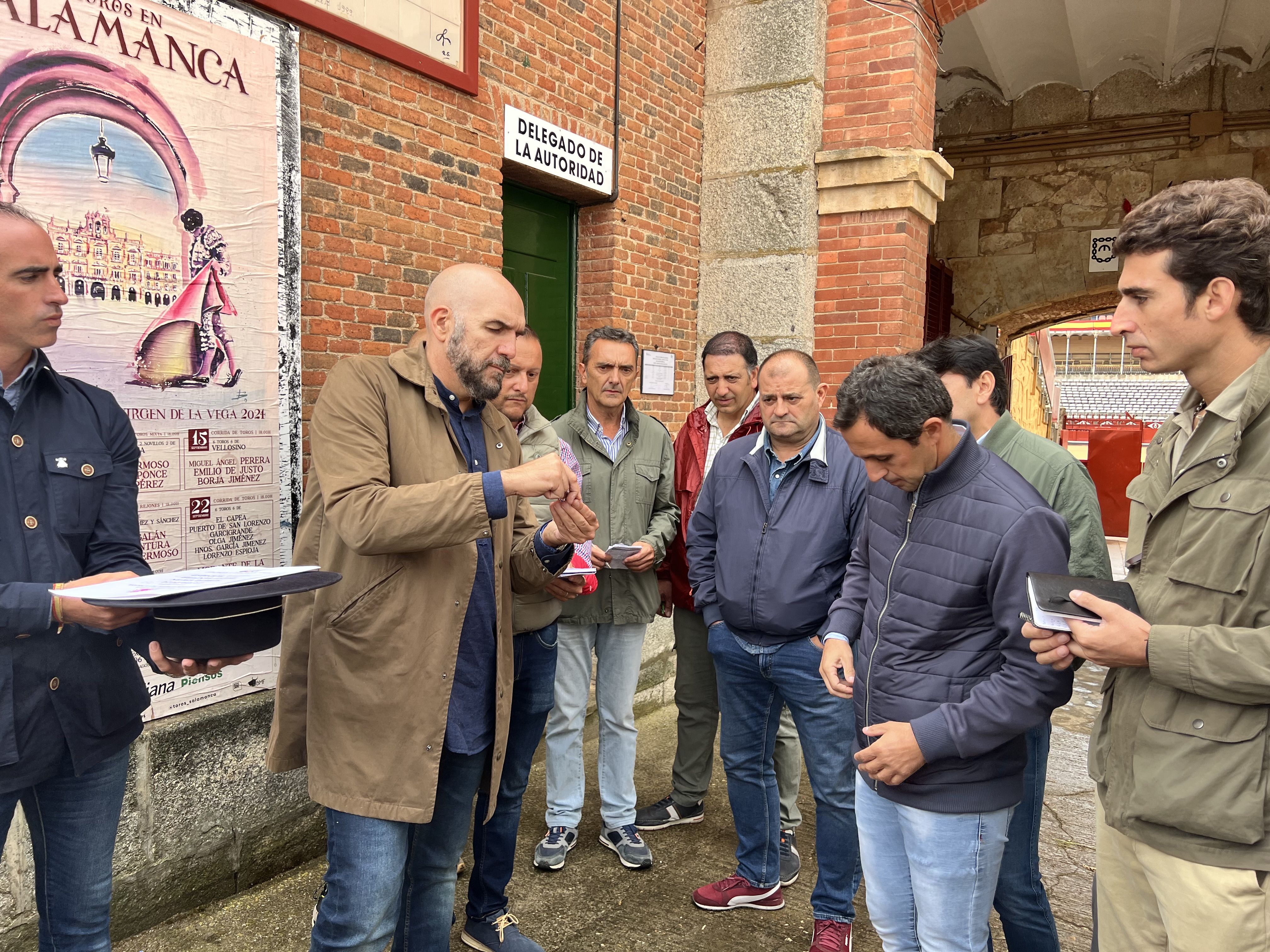 Ambiente durante el sorteo de los astado de rejones para este sábado, 21 de septiembre. Fotos S24H