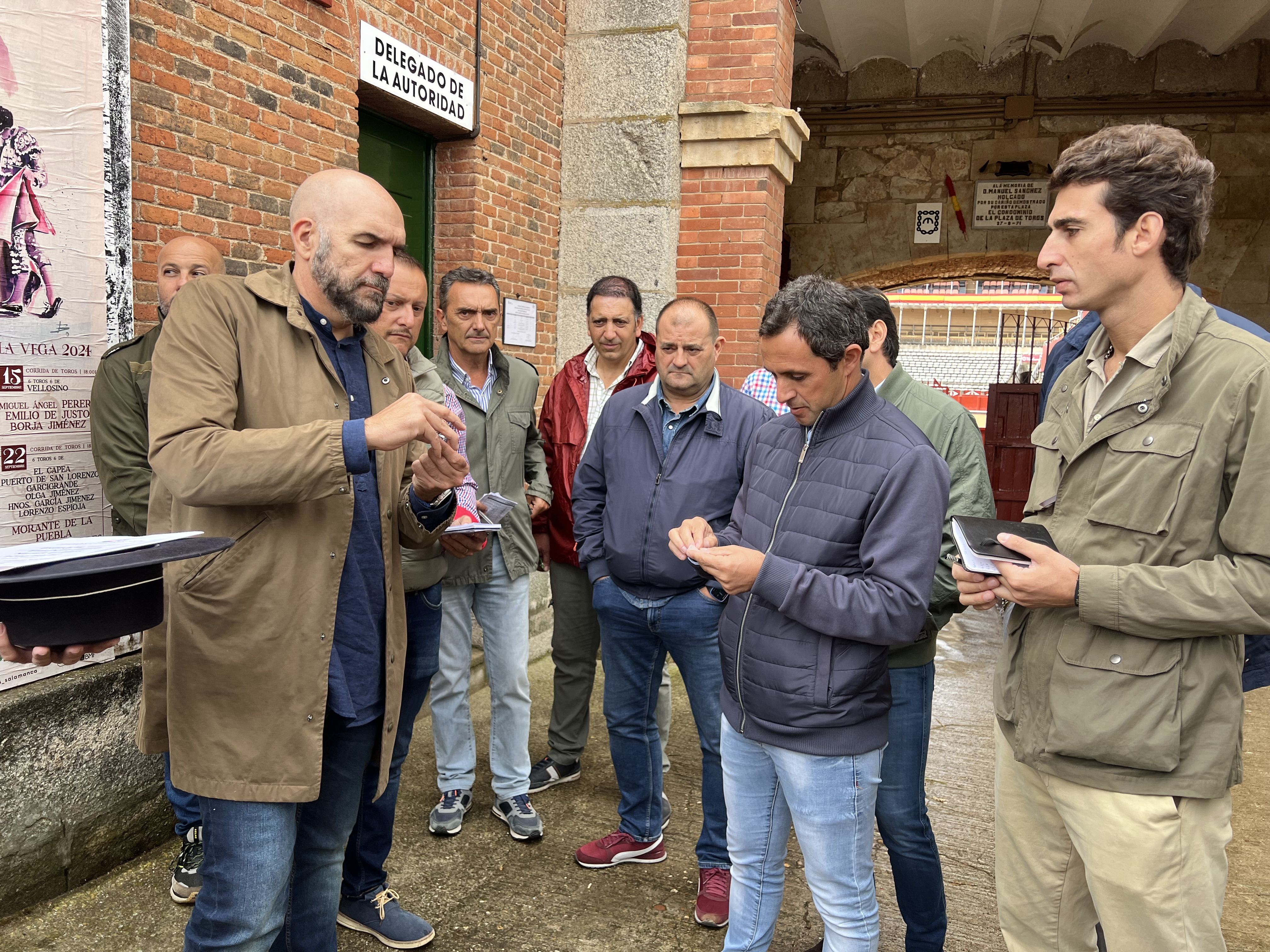 Ambiente durante el sorteo de los astado de rejones para este sábado, 21 de septiembre. Fotos S24H