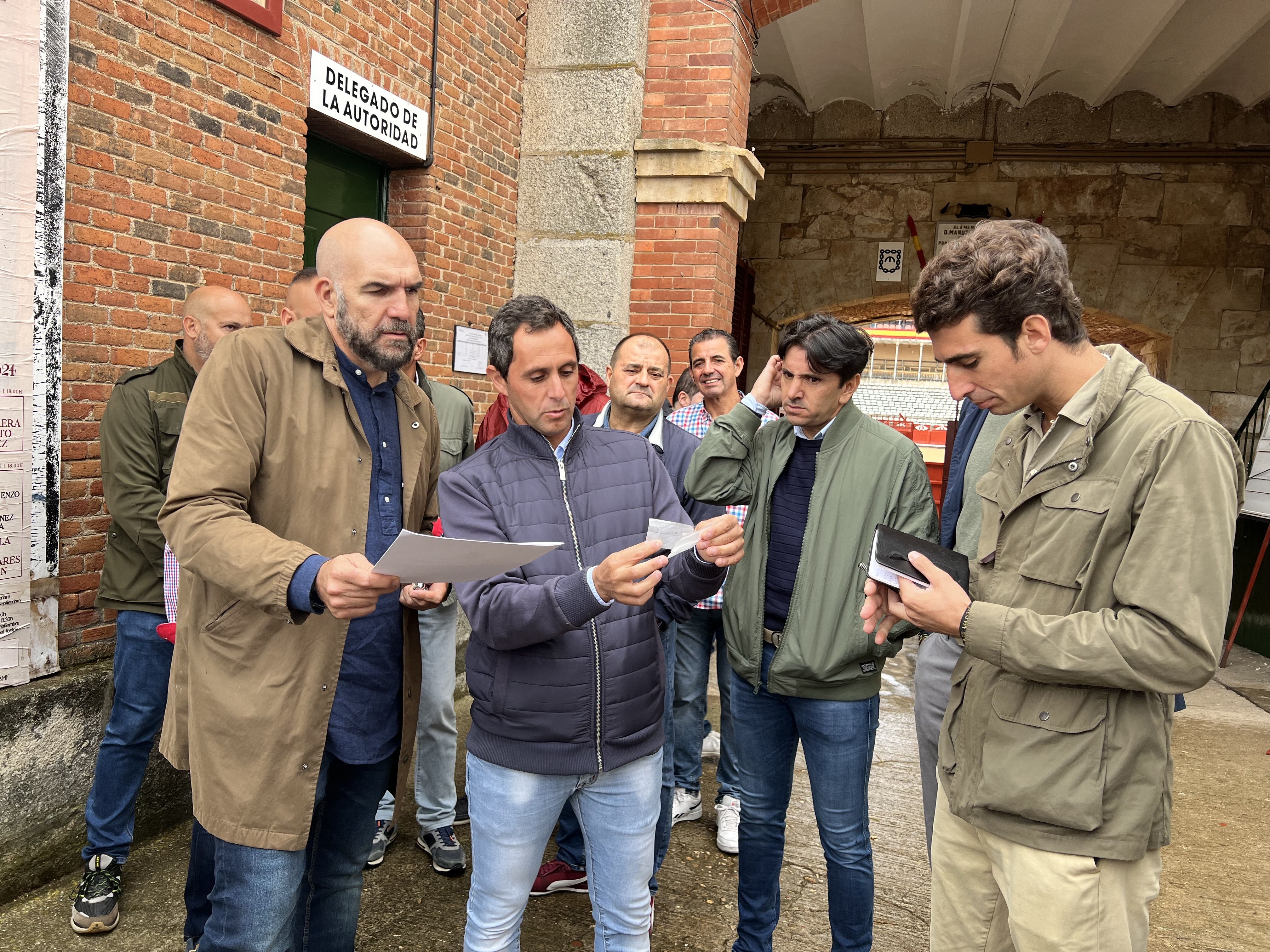 Ambiente durante el sorteo de los astado de rejones para este sábado, 21 de septiembre. Fotos S24H