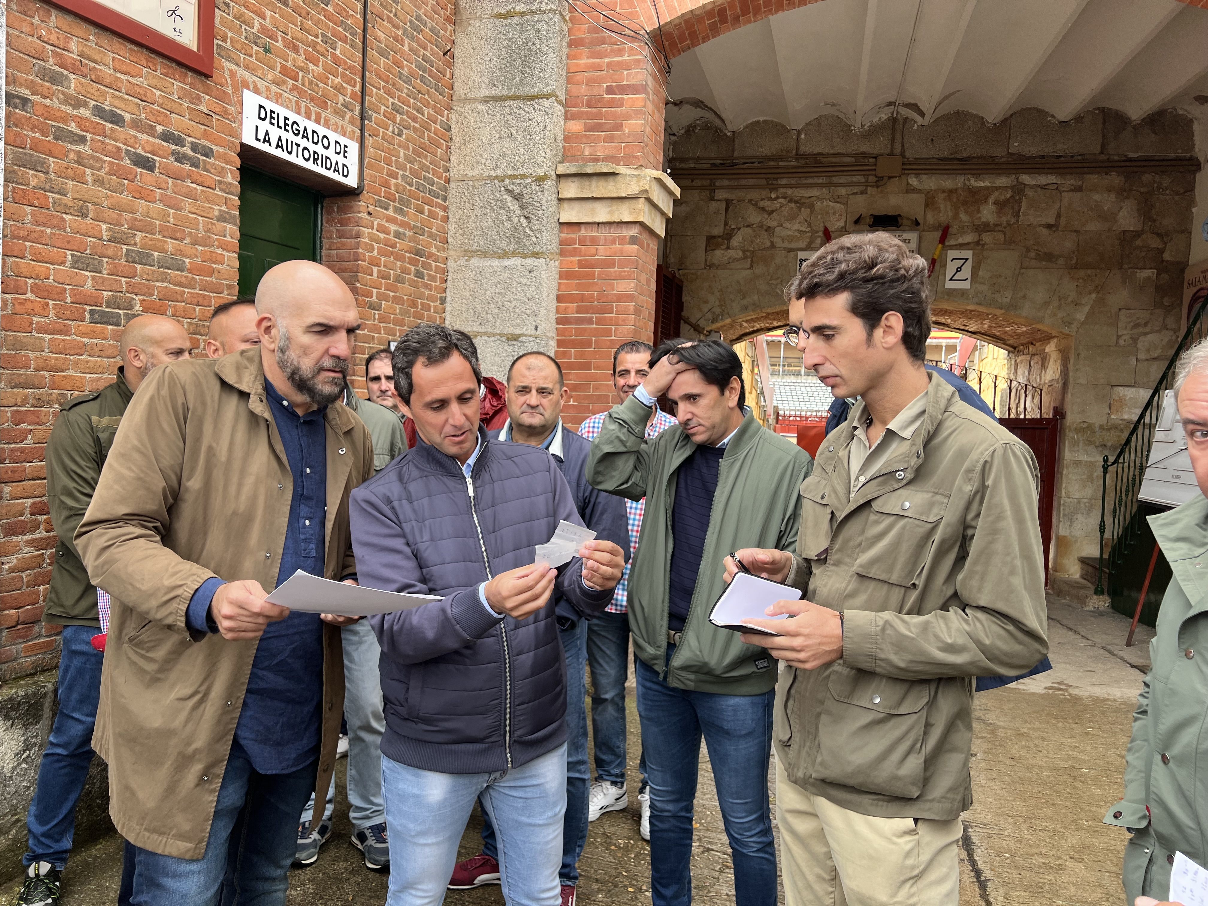 Ambiente durante el sorteo de los astado de rejones para este sábado, 21 de septiembre. Fotos S24H