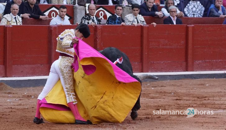 Ismael Martín con el toro de Garcigrande. Foto Juanes