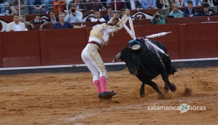 Ismael Martín con el toro de Espioja en banderillas. Foto Juanes