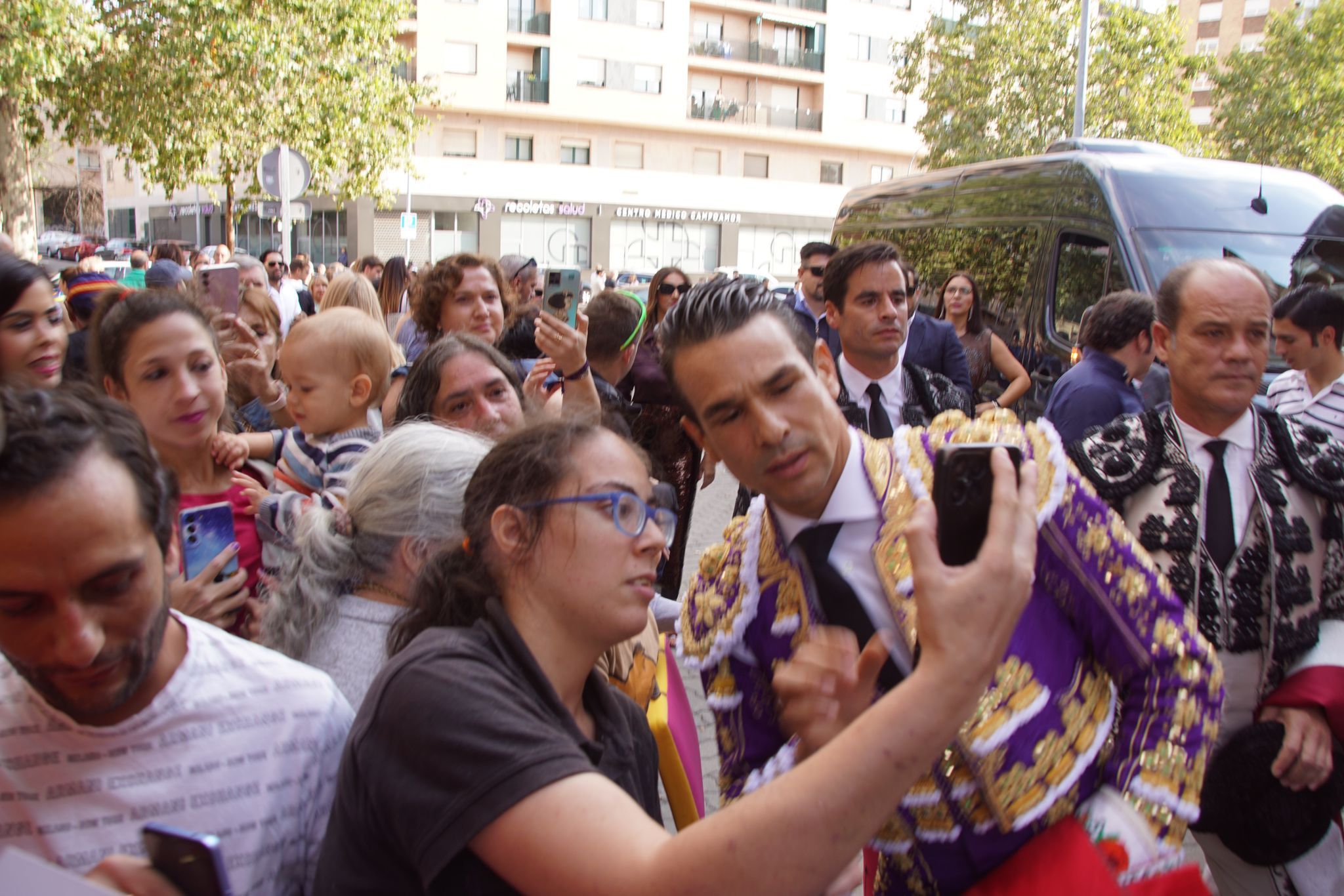 Ambiente en el patio de cuadrillas de La Glorieta para ver a José María Manzanares, Borja Jiménez e Ismael Martín, 22 de septiembre de 2024. Fotos Juanes (13)