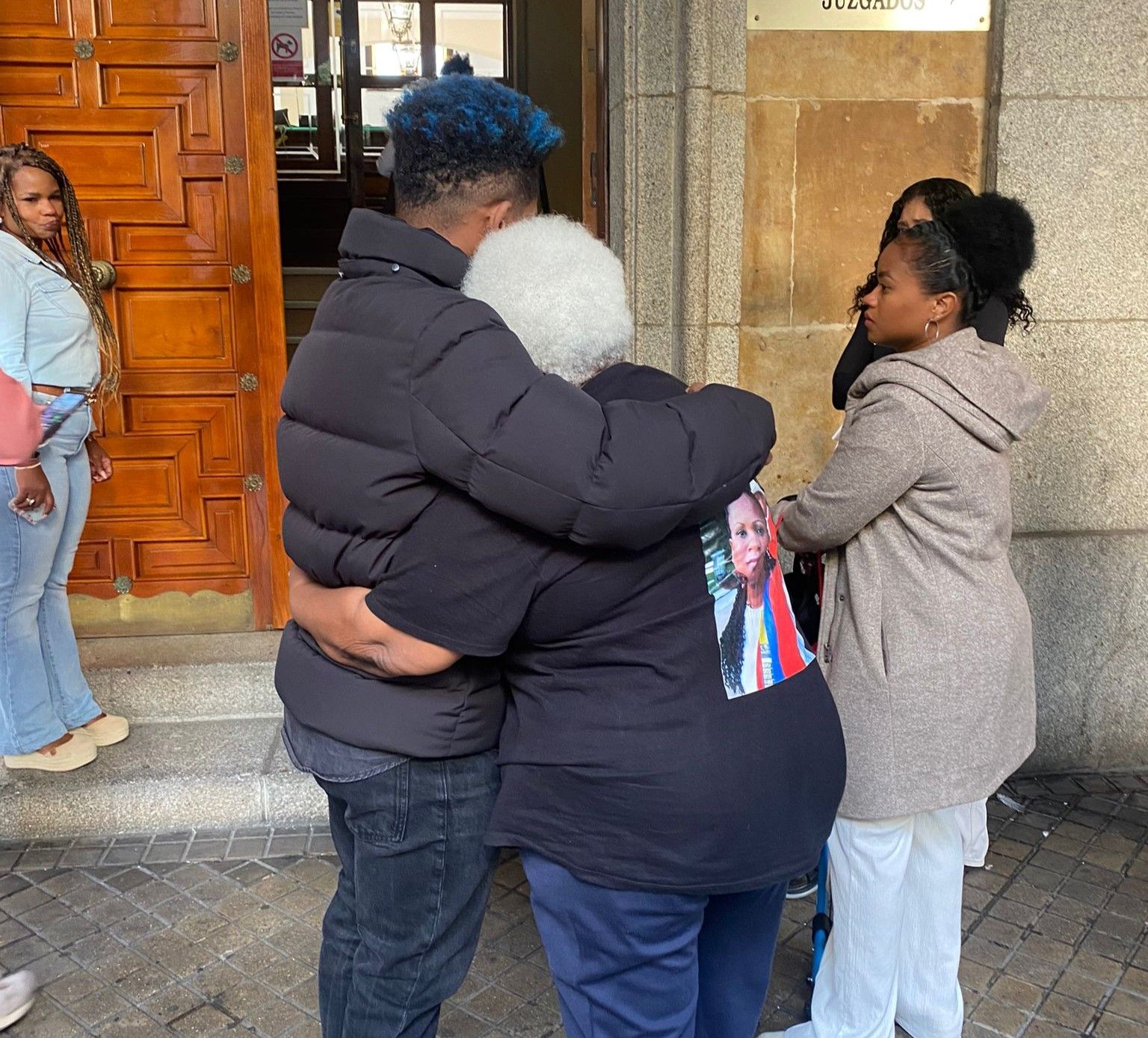 Familiares de Yess María Pérez se abrazan a la entrada de la Audiencia Provincial 