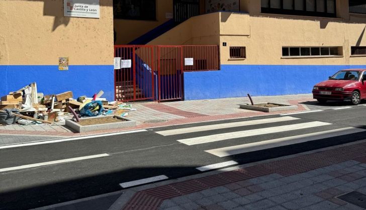 Restos de basura, cajas y cartones, acumulada a las puertas del CEIP Beatriz Galindo