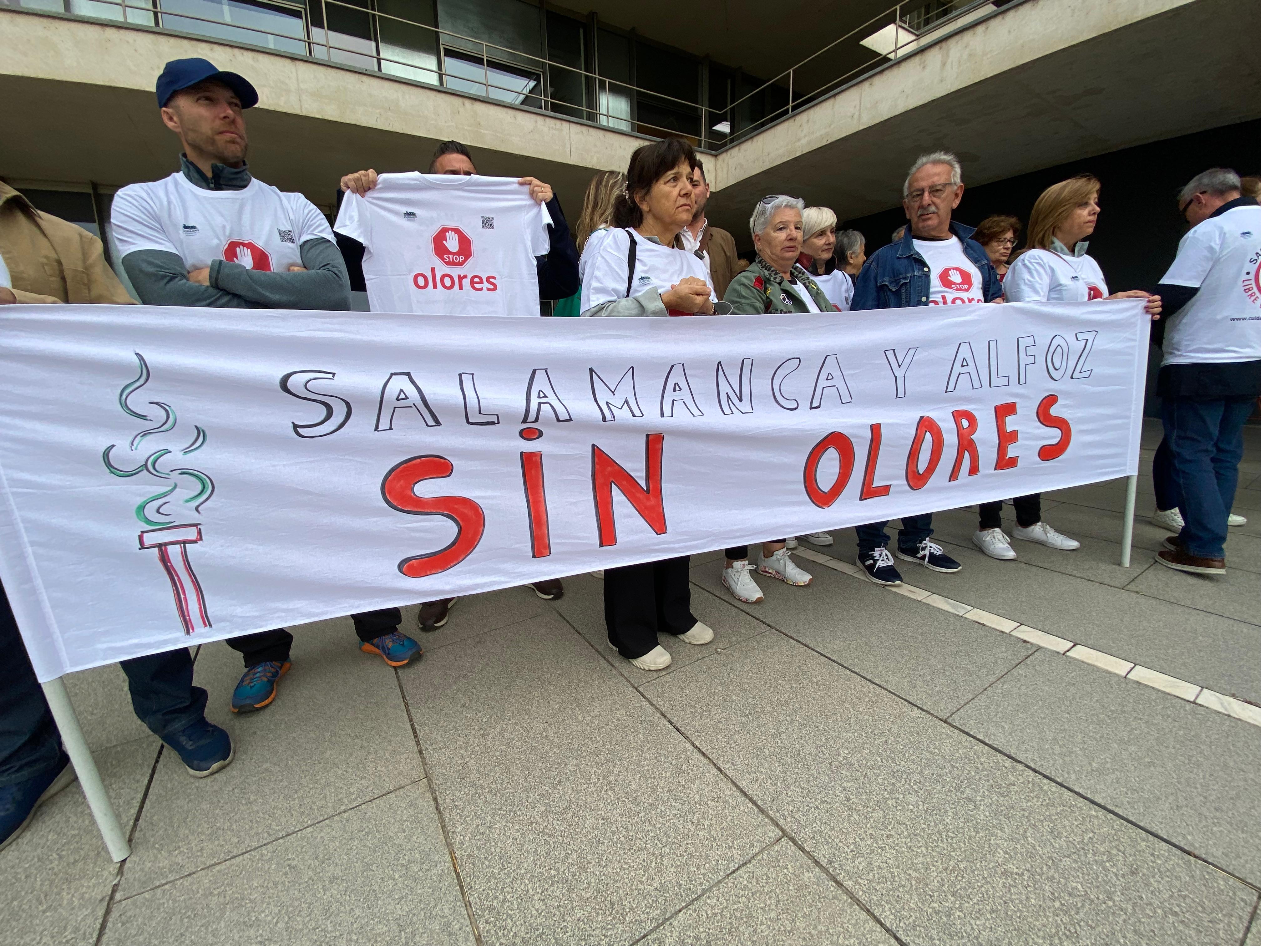 ‘Cuidamos Villamayor’ se manifiesta frente a la Junta de Castilla y León. Fotos S24H