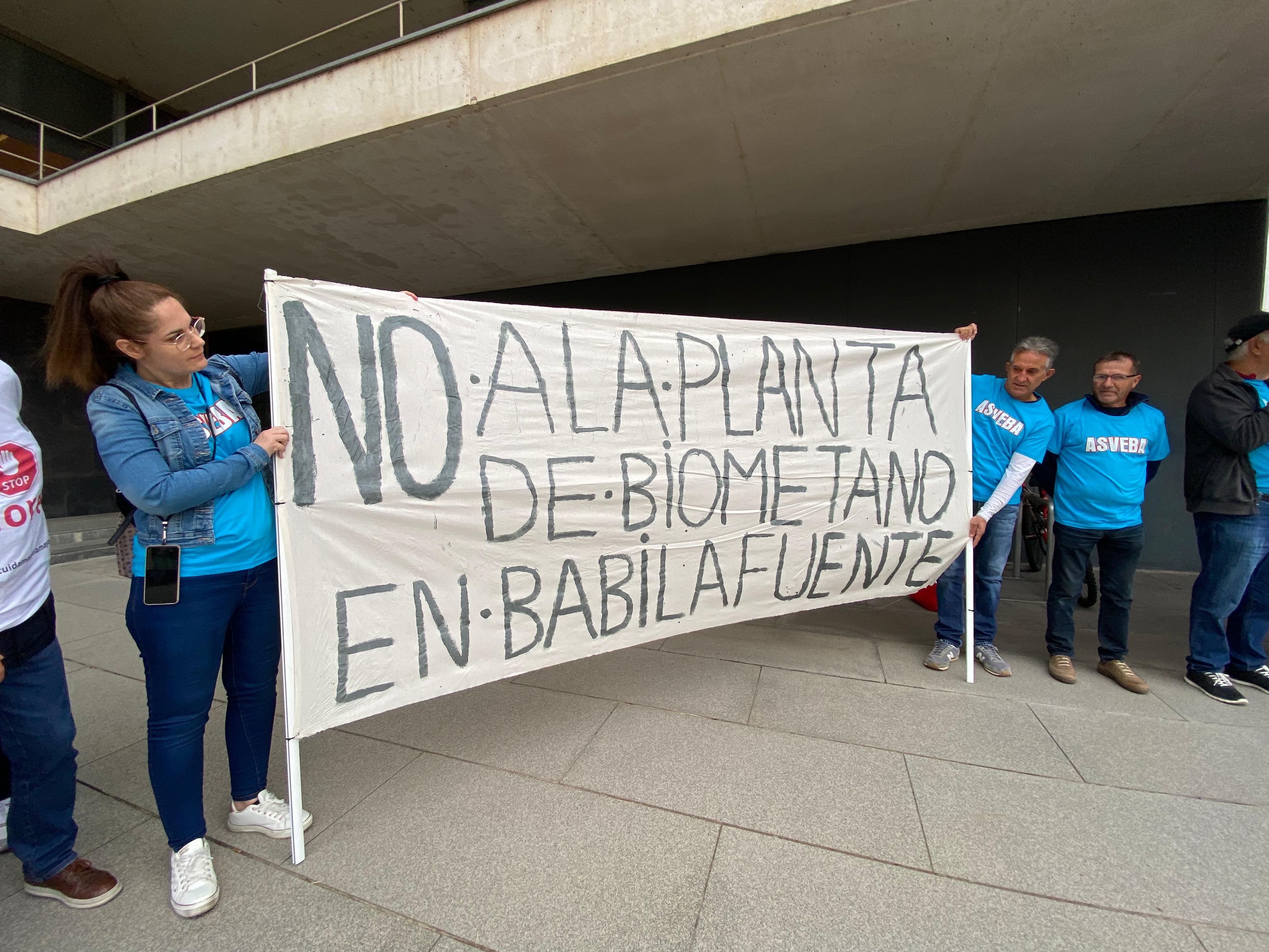 ‘Cuidamos Villamayor’ y vecinos de Babilafuente se manifiestan frente a la Junta de Castilla y León. Fotos S24H